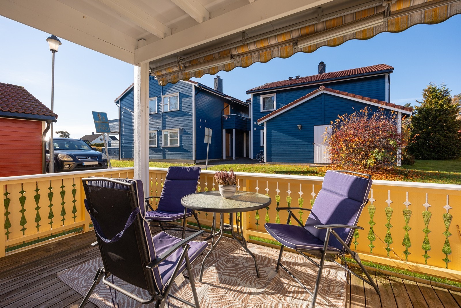 Leiligheten har en overbygget terrasse med terrassemarkise og rekkverk. Galleribilde