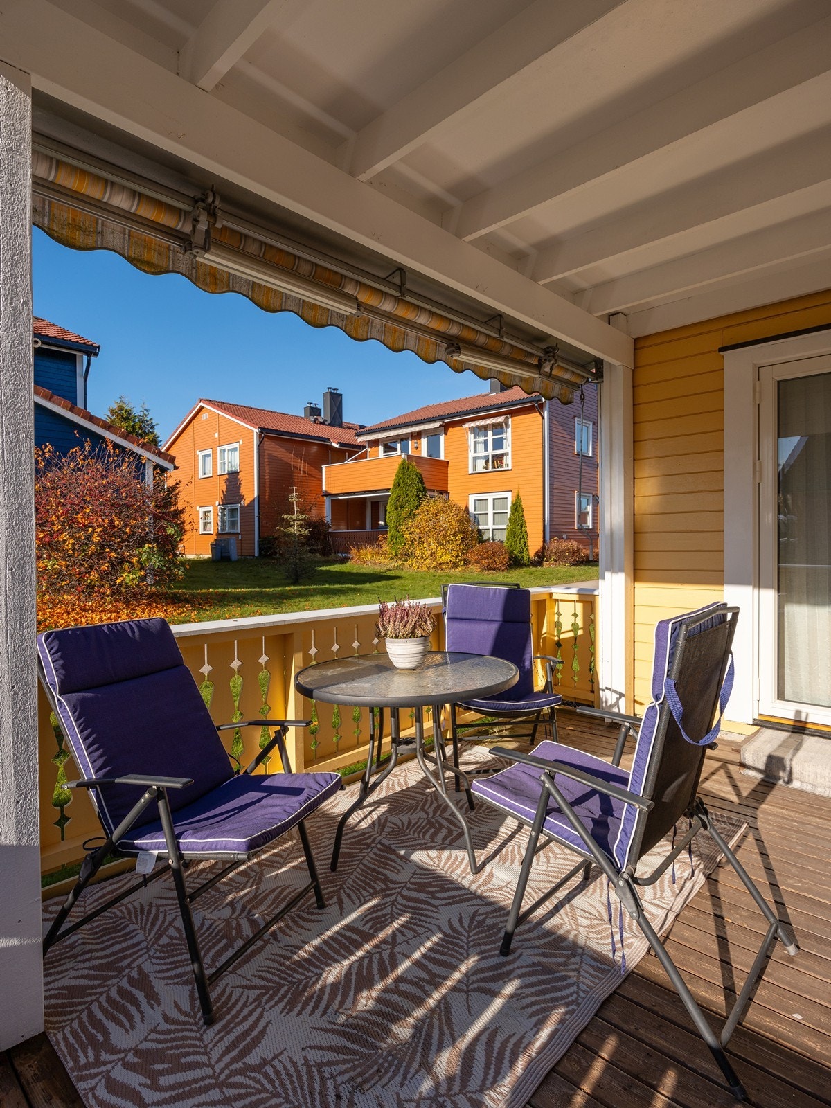 Terrassen er på ca 12 kvm og har god plass til utemøblement. Galleribilde