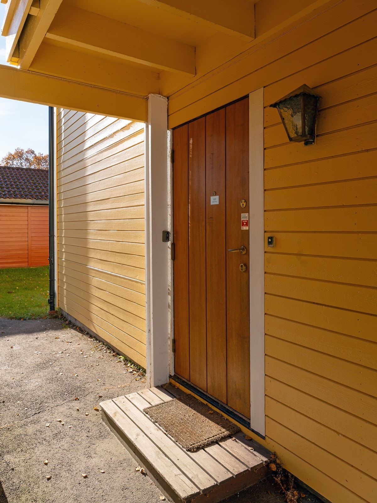 Overbygget inngangsparti. Velkommen inn! Galleribilde