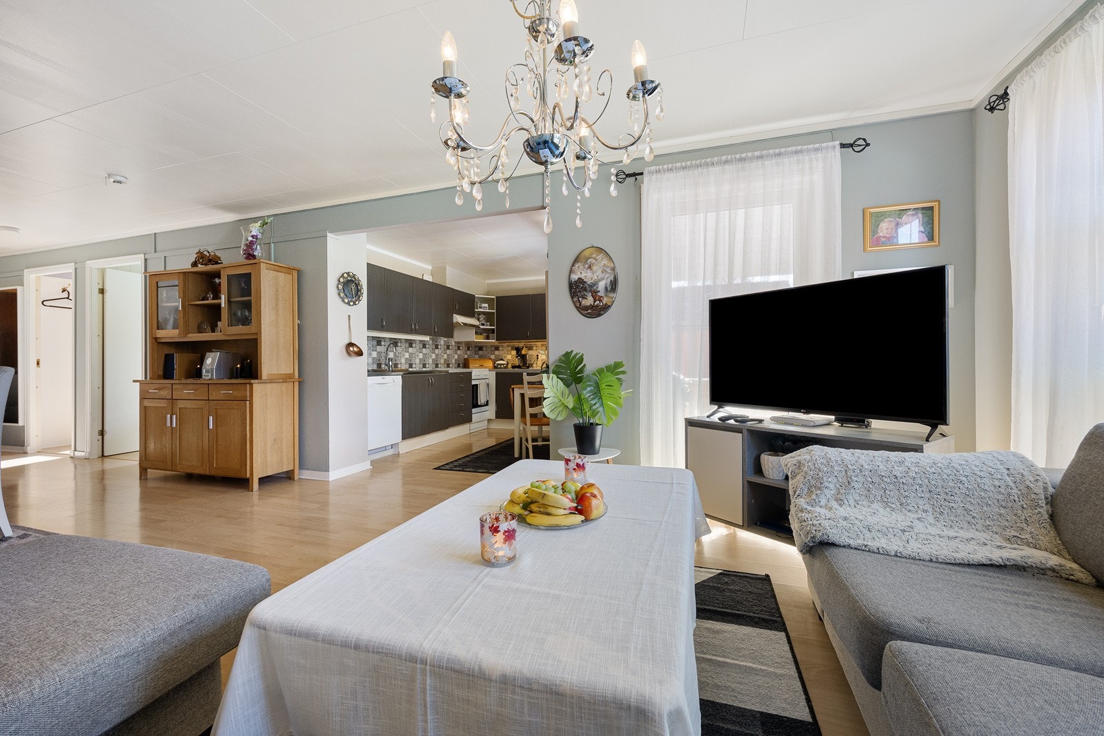 Stue og kjøkken i delvis åpen løsning. Galleribilde