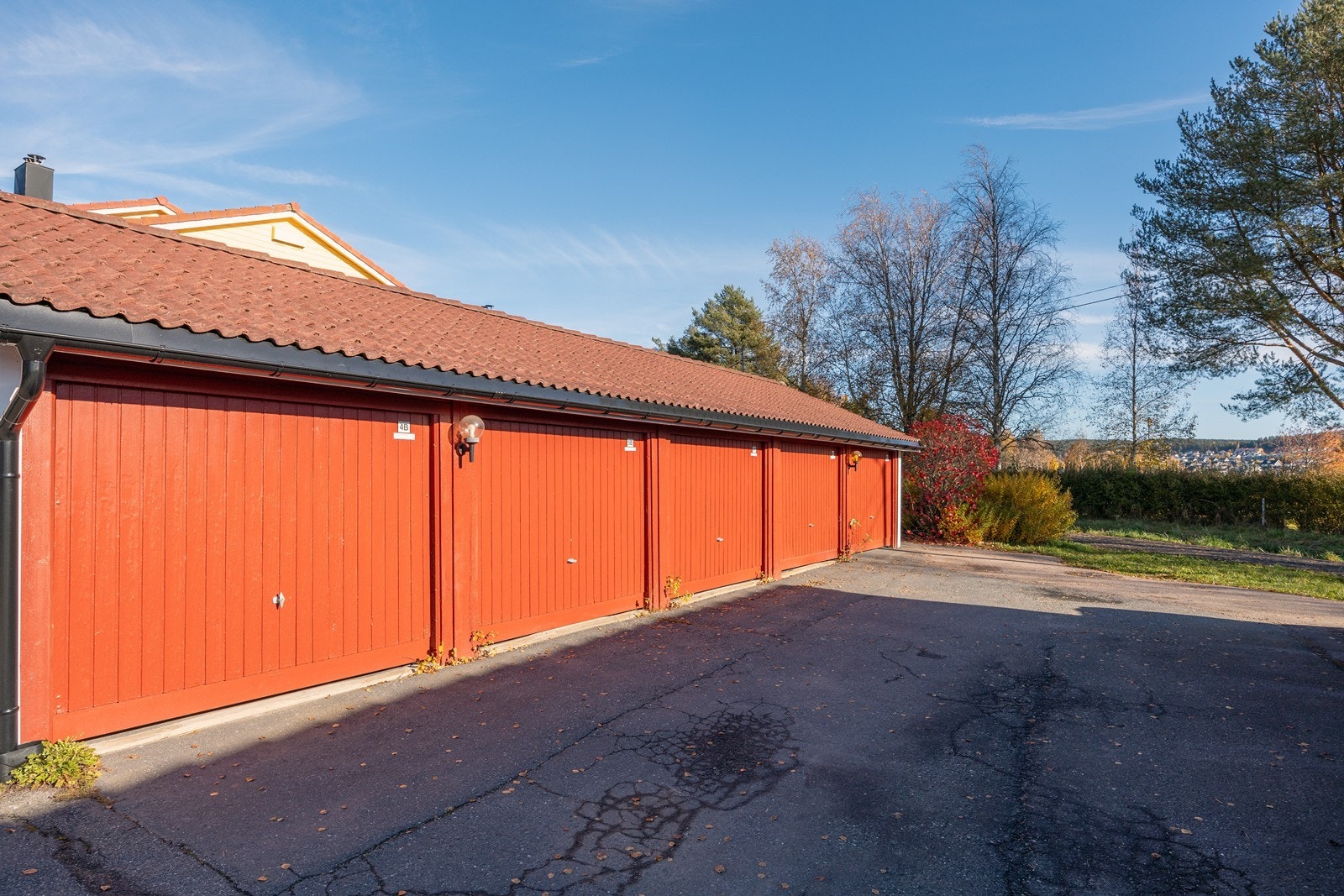 Det medfølger en garasjeplass i rekke til leiligheten. Galleribilde