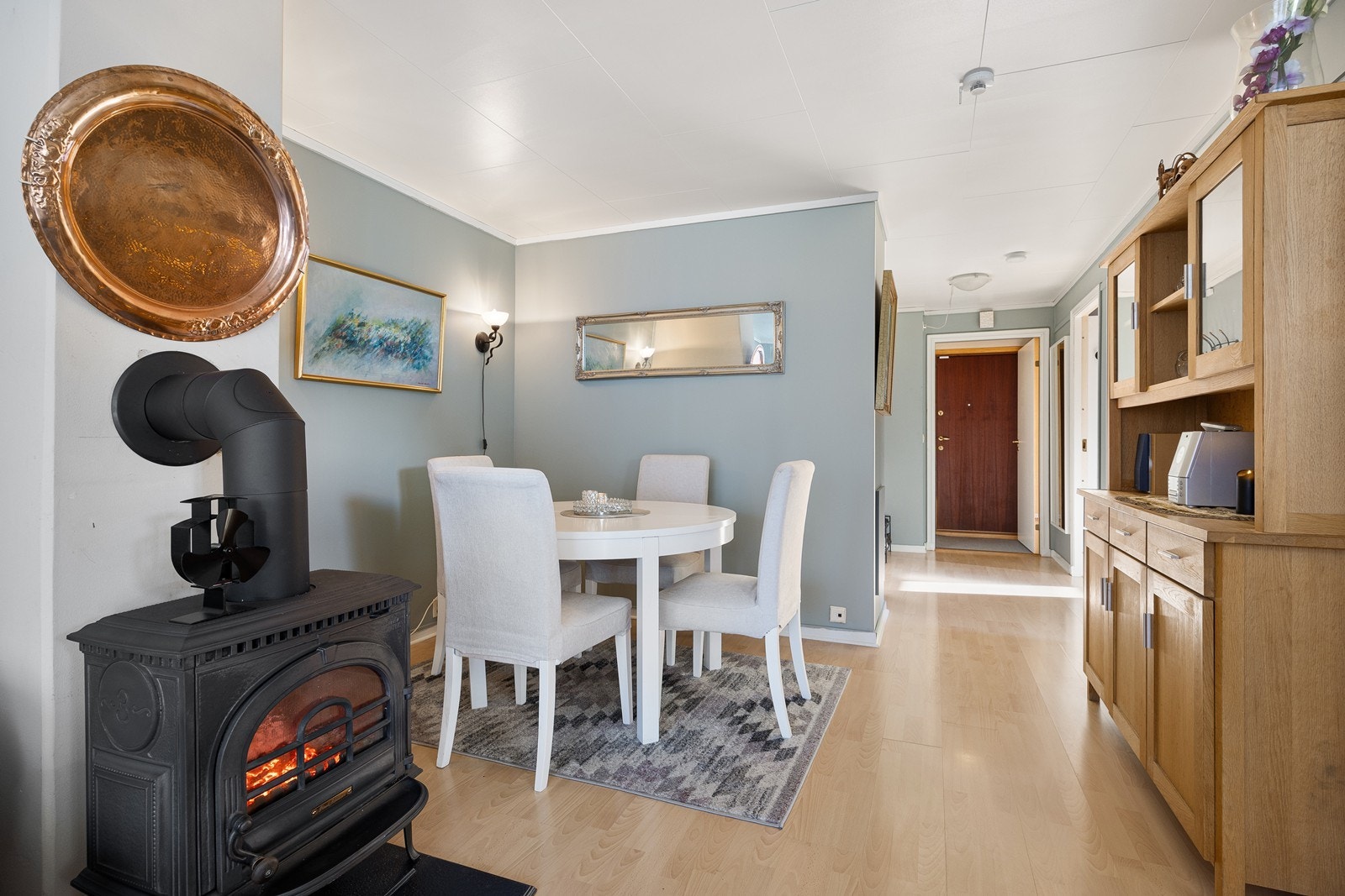 Boligen varmes opp med vedovn i stuen. Galleribilde