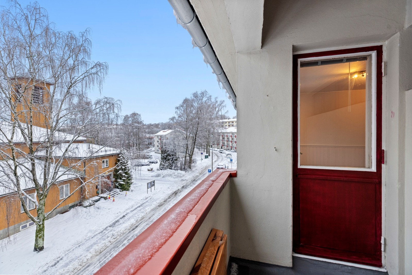 Fin usjenert balkong med utsyn. Galleribilde