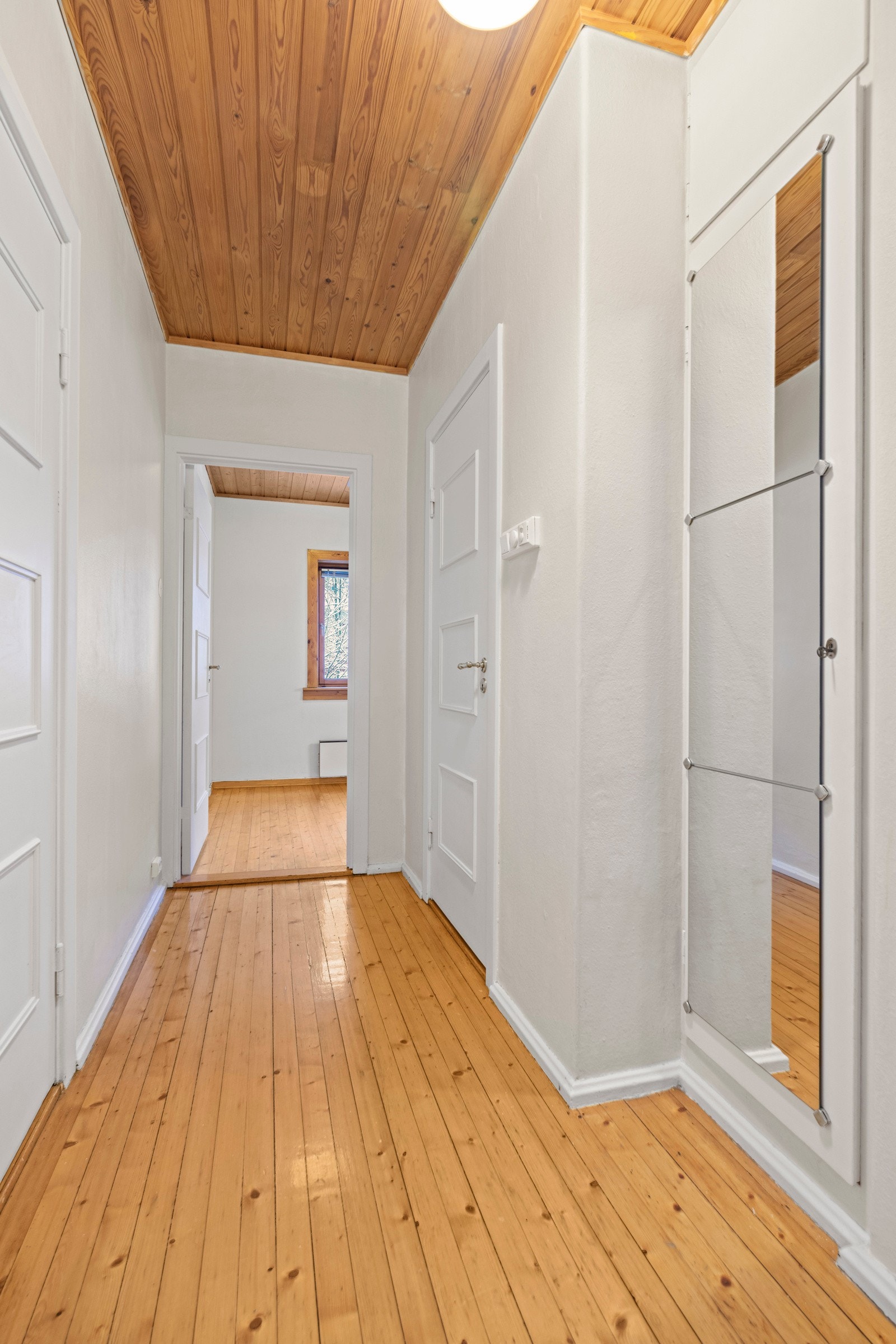 Entré med god plass til jakker og sko. Galleribilde