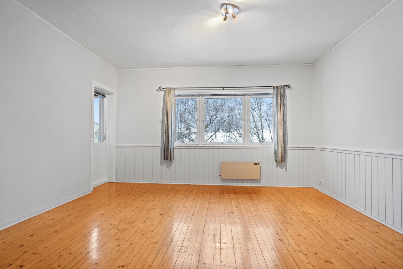 Stort og deilig vinud med fritt utsyn. Ingen gjennboere. Galleribilde