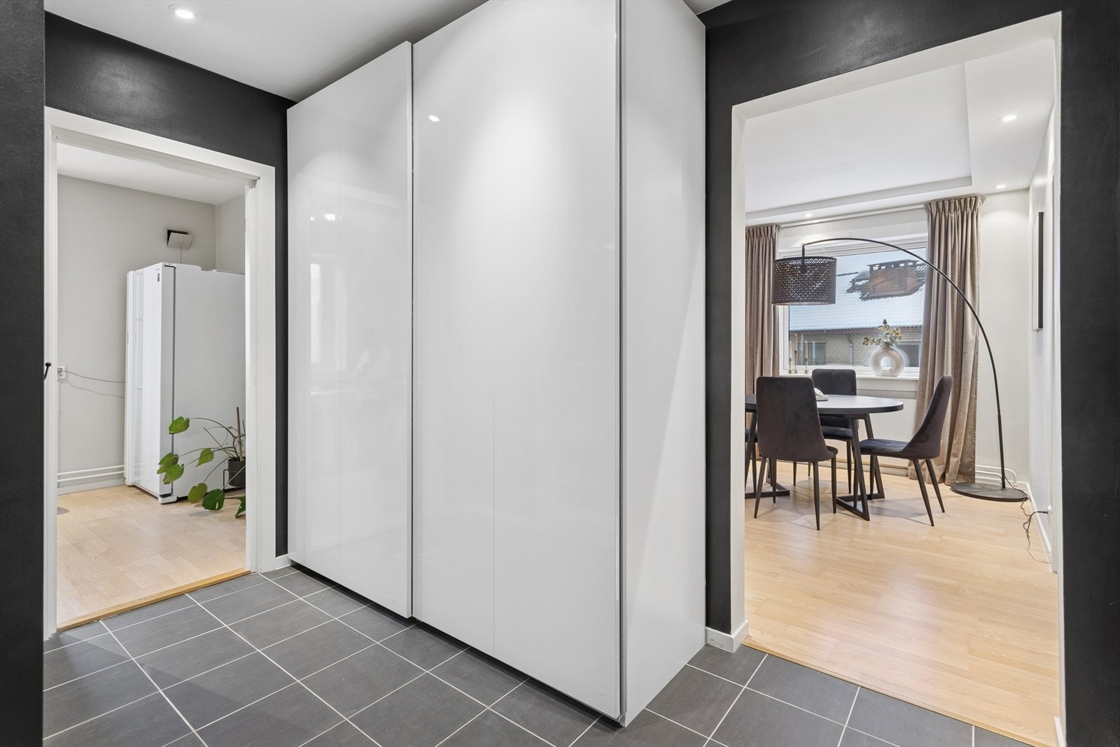 Her er det godt med plass til å sette fra seg skoene og henge fra seg yttertøyet i en skyvedørsgarderobe. Galleribilde