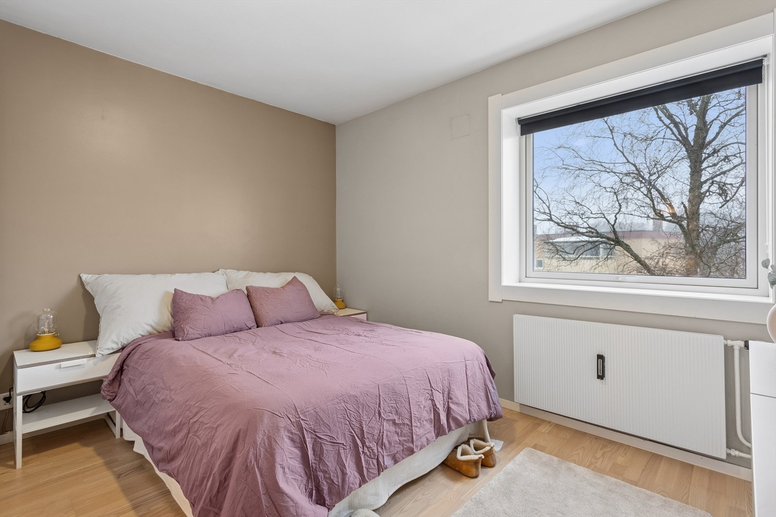 Videre byr boligen på to gode soverom. Galleribilde