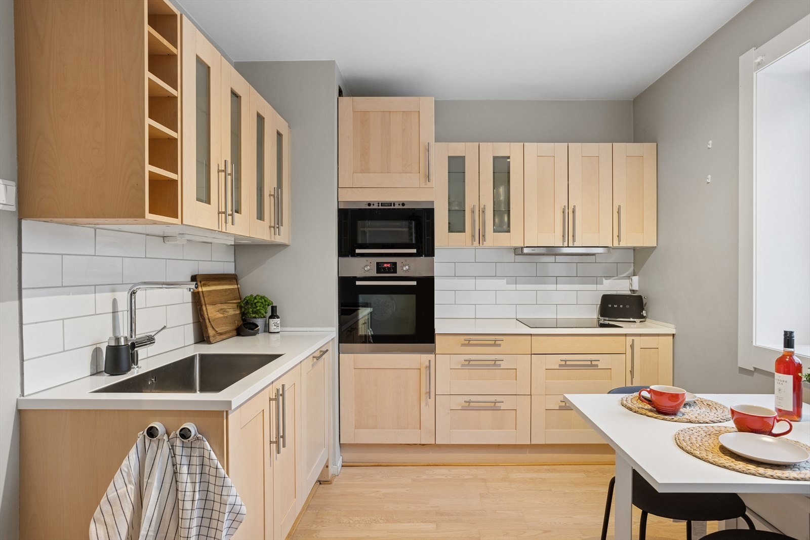 Kjøkkeninnredningen ble byttet av tidligere eier i 2009 og oppgradert med ny benkeplate, benkebeslag, fliser over benken og induksjonstopp i 2013. Galleribilde