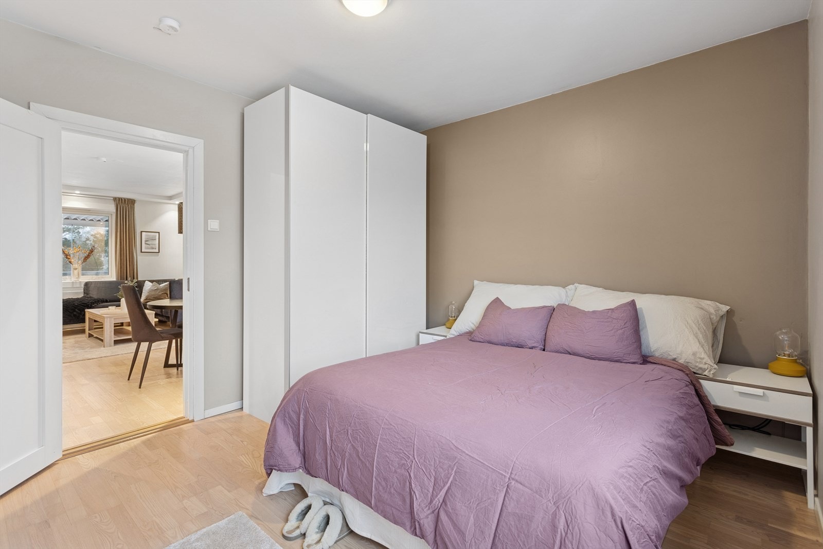 Klær kan pent ryddes bort i et romslig garderobeskap. Galleribilde