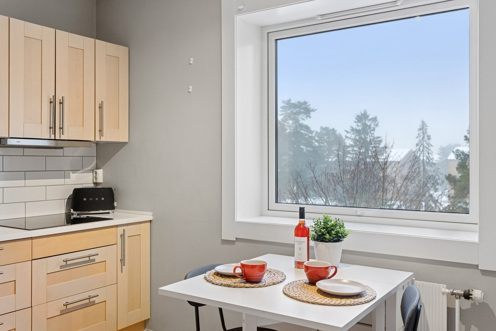 Det er plass til et lite spisebord på kjøkkenet, perfekt for å nyte en god frokost! Galleribilde