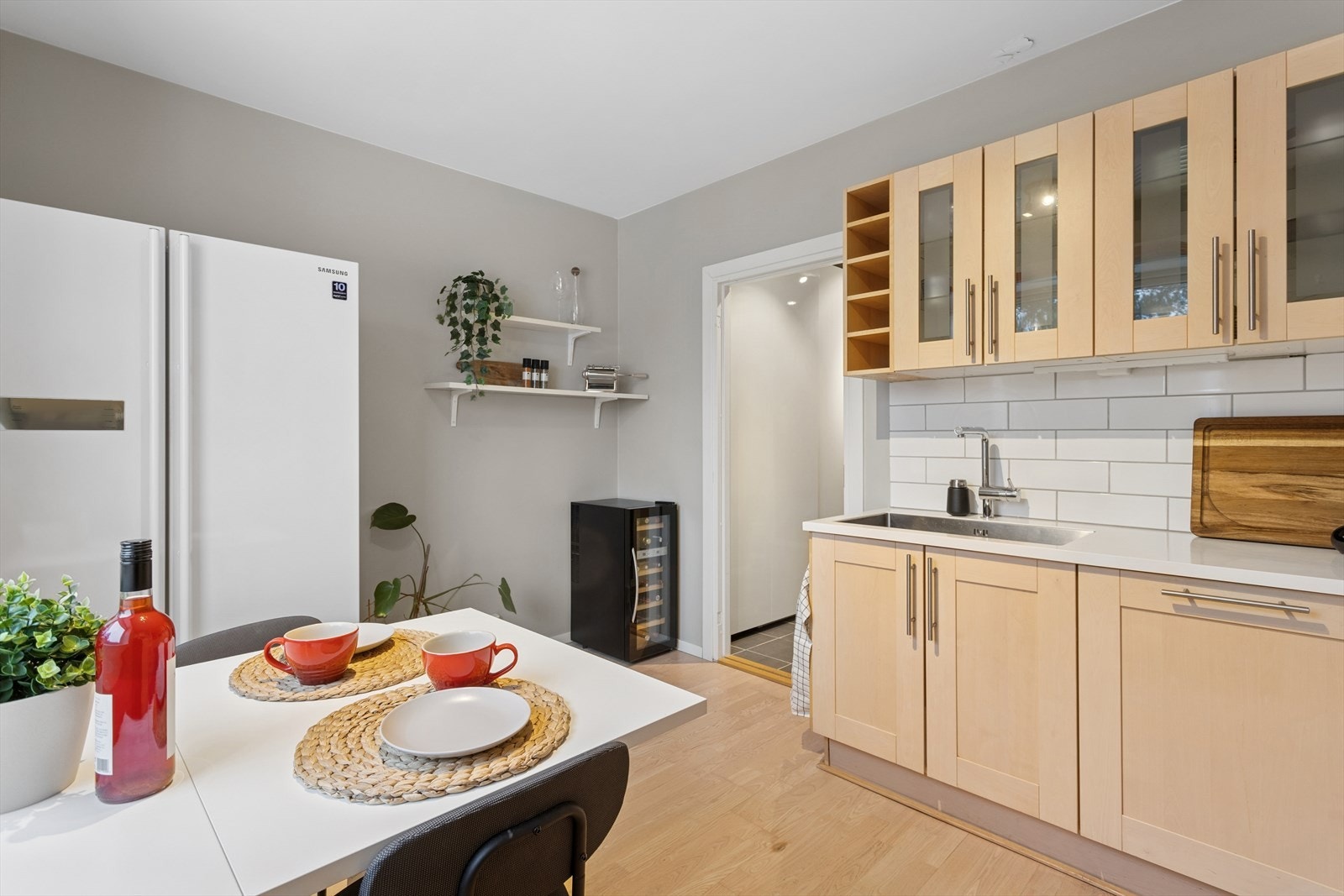 Hvitevarer som stekeovn, induksjonstopp og oppvaskmaskin er integrert i innredningen. Frittstående kjøl/frys. Galleribilde