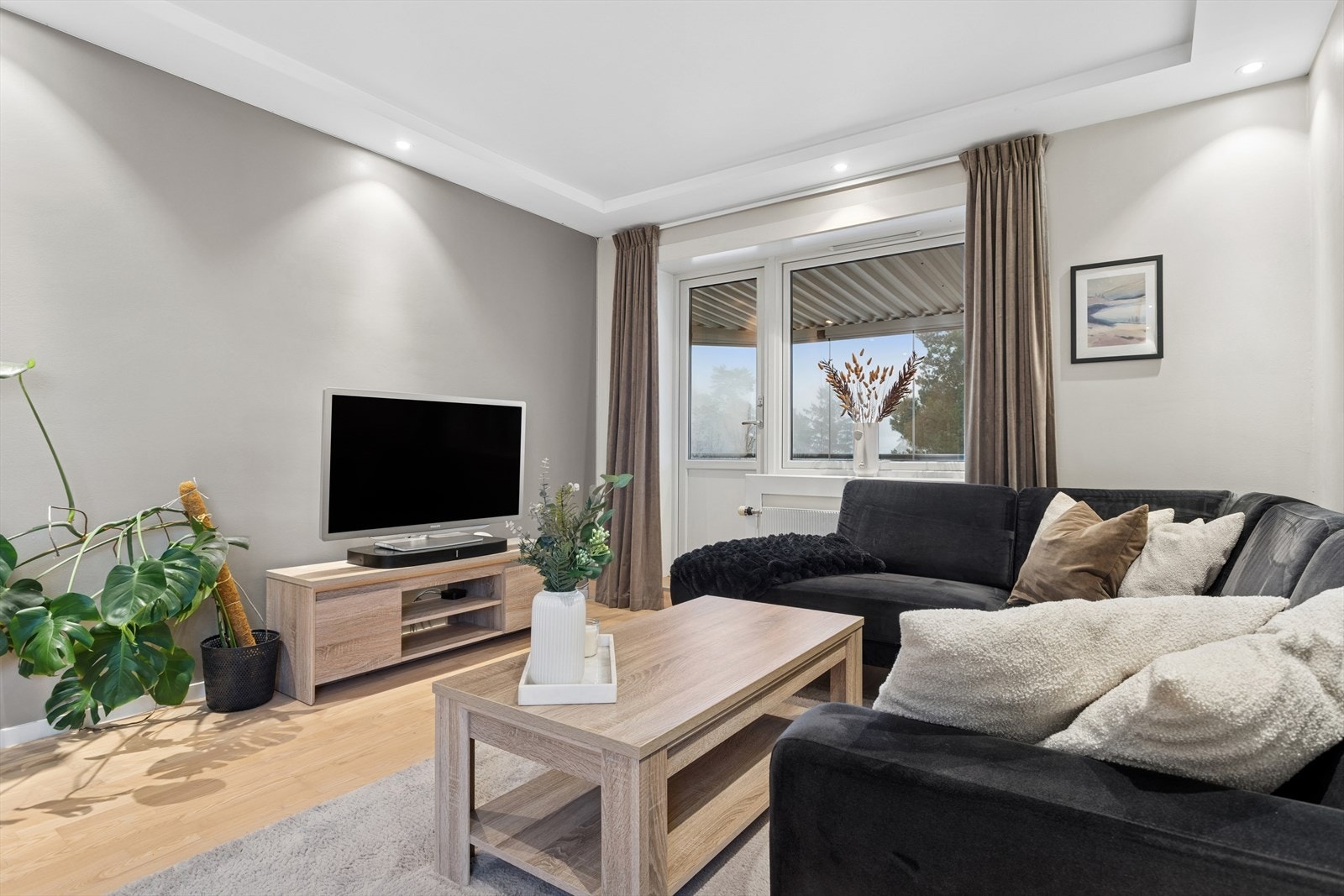 Stuens gode utforming gjør det enkelt å dele inn oppholdsrommet i ulike soner. Galleribilde