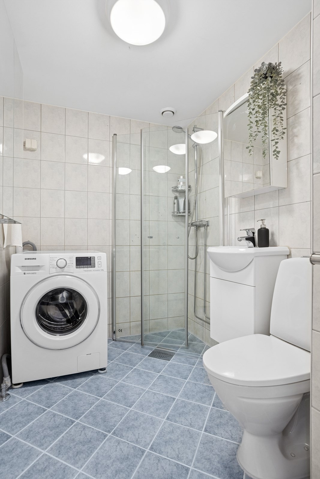 Flislagt baderom med vannbåren gulvvarme og malt himling. Baderommet ble oppgradert i regi av borettslaget i 2004. Dagens eier opplyser at tidligere eier bekostet dusjdører, klosett og servantskap i 2015. Galleribilde