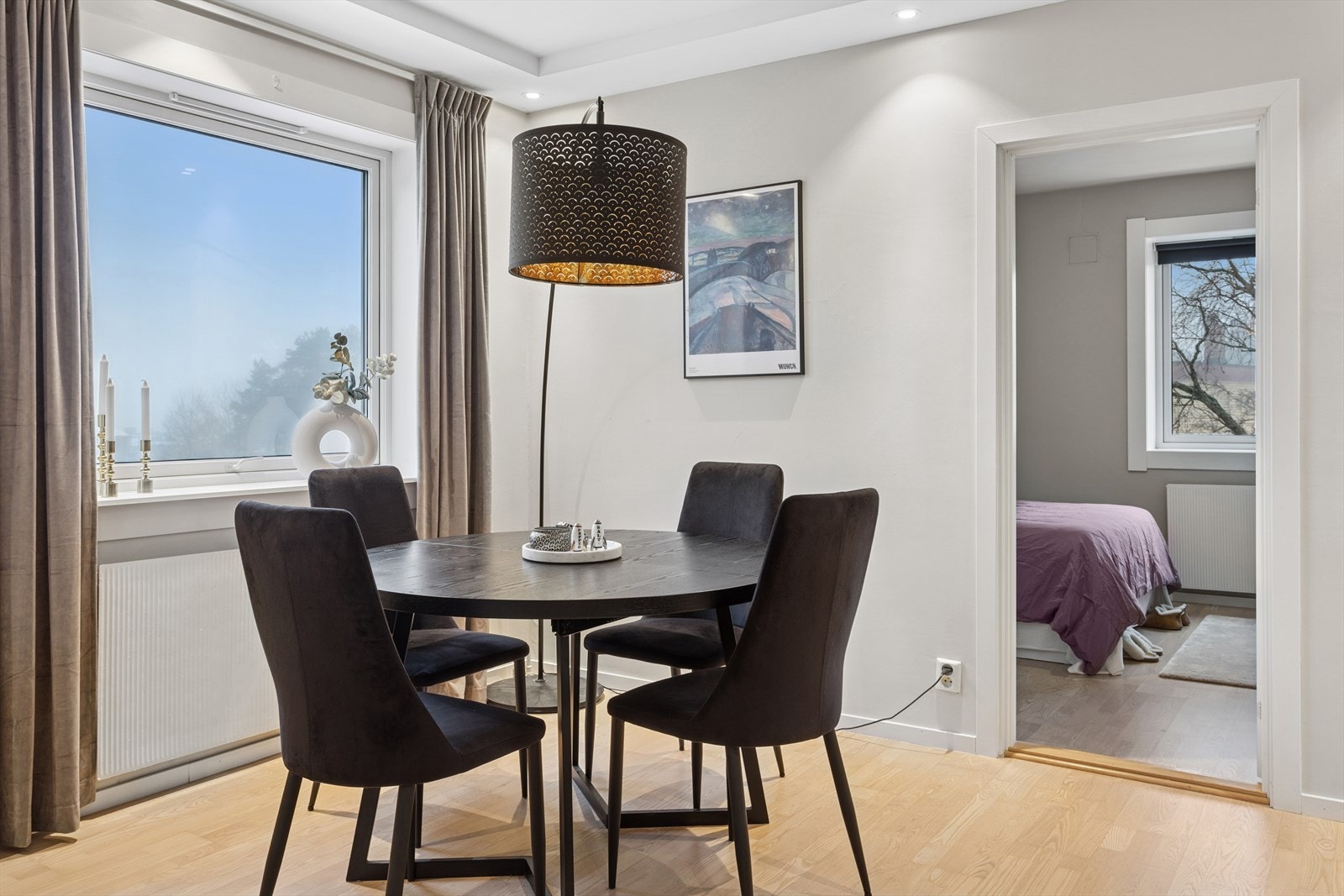 I stuen er det god plass til et spisebord hvor en bedre middag kan nytes sammen med det inviterte selskapet. Galleribilde