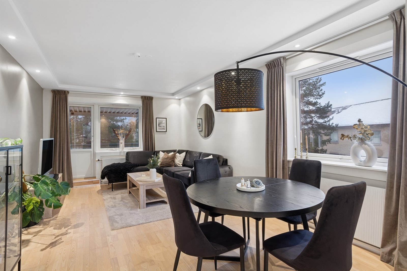 Lys og pen topp- og endeleilighet i byggets 4. etasje med innglasset balkong på ca. 10 m². Galleribilde