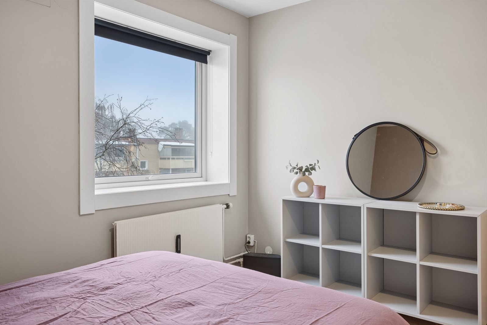 Hovedsoverommet er av god størrelse med plass til en dobbeltseng, tilhørende nattbord og annet ønskelig møblement. Galleribilde