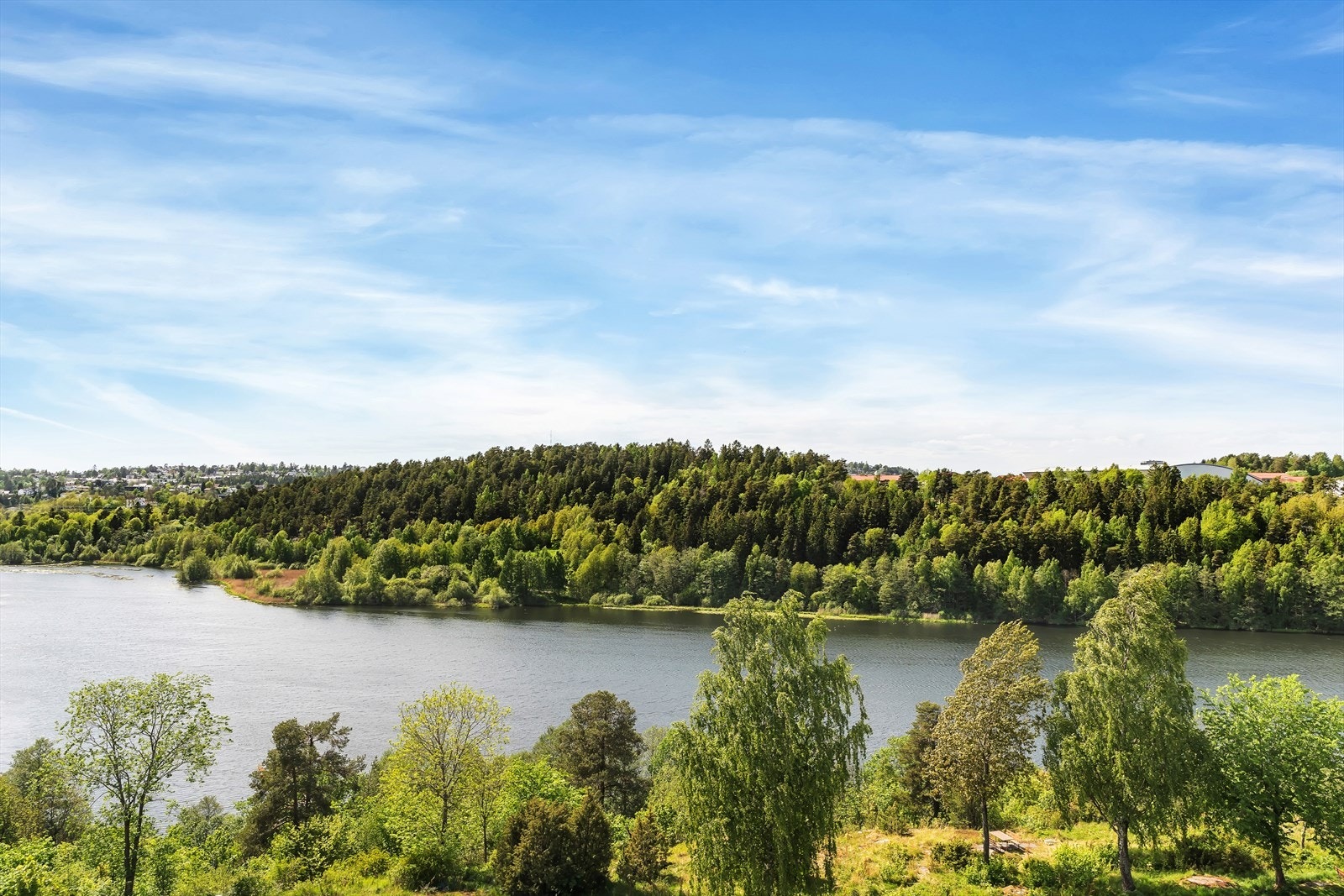 Fra leiligheten er det umiddelbar nærhet til Østmarka og kort vei til Østensjøvannet.Østensjøvannet er et velkjent fuglereservat og anbefales med sine flotte turstier og rike fugleliv. Østensjøvannet er et av bydelens mest brukte tur-og rekreasjonsområder Galleribilde