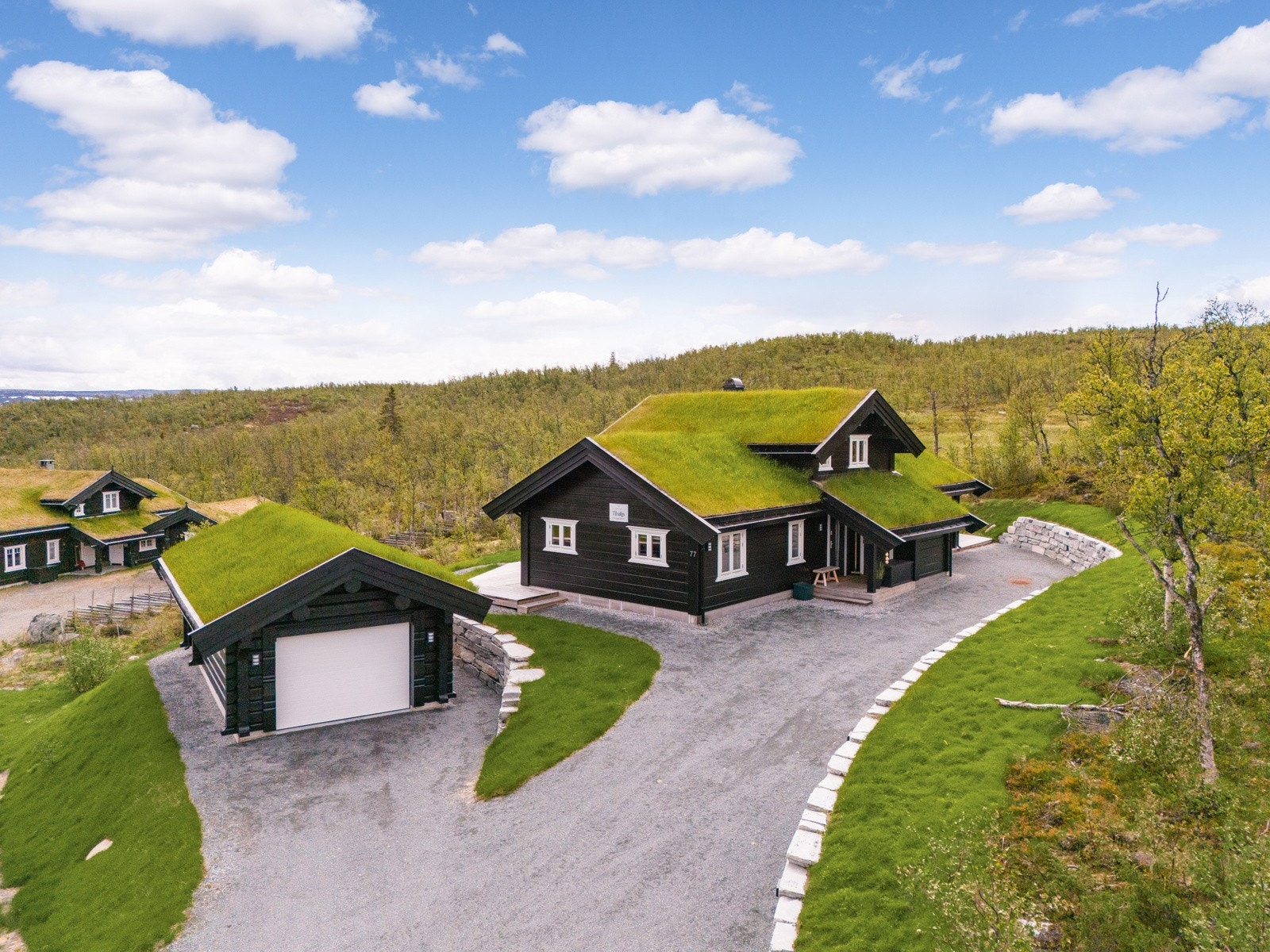 Forsegjort oppkjørsel med garasje og gode parkeringsmuligheter Galleribilde