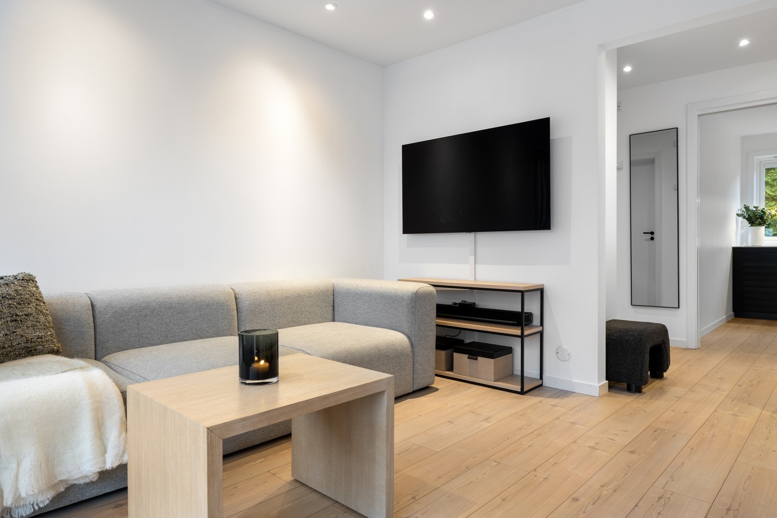 Stuen har plass til spisebord og sofaløsning, et naturlig samlingspunkt for måltider, samtaler og tv-kvelder. Galleribilde