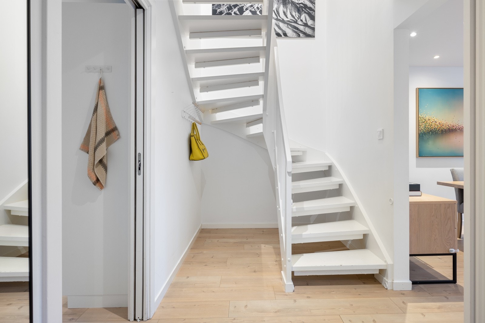 Innerst i gangen kan plassen under trappen benyttes på flere måter. Kanskje som lesekrok eller hjemmekontor? Galleribilde