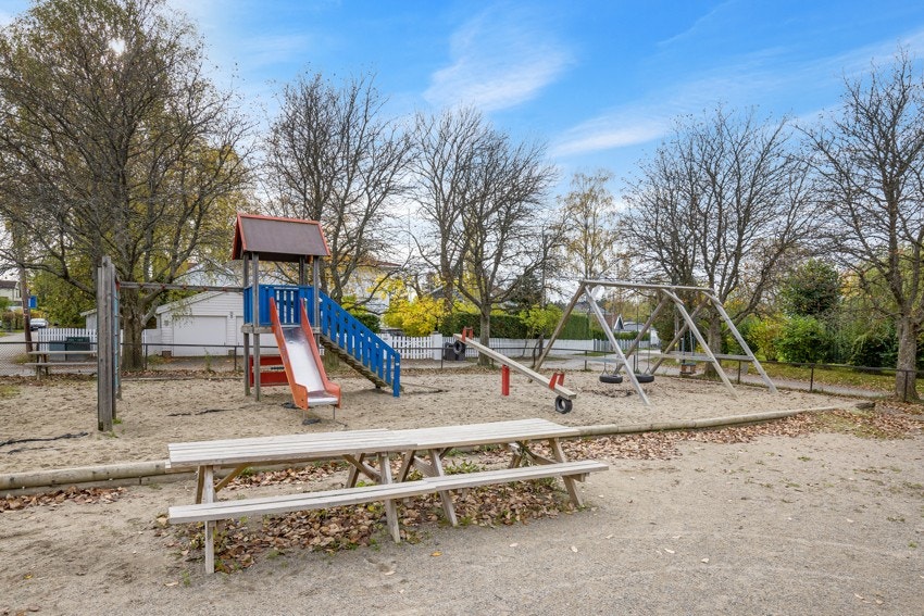 Rett på andre siden av Eddaveien, et steinkast unna sameiet, er det en populær og mye brukt lekeplass, med lekeapparater, husker, ballplass og basketballmål. Galleribilde