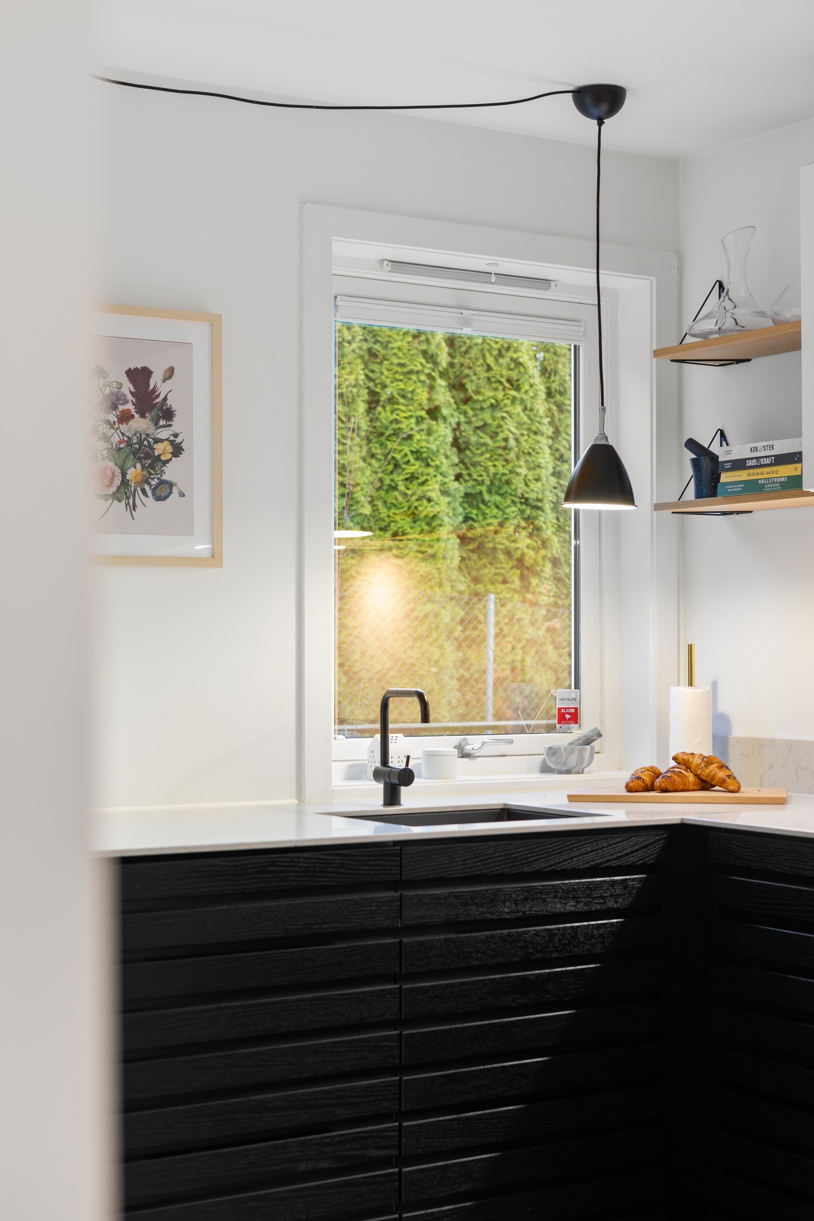 Hvitevarene består av induksjonstopp, stekeovn, oppvaskmaskin, kjøl/frys og ventilator med avtrekk. Galleribilde