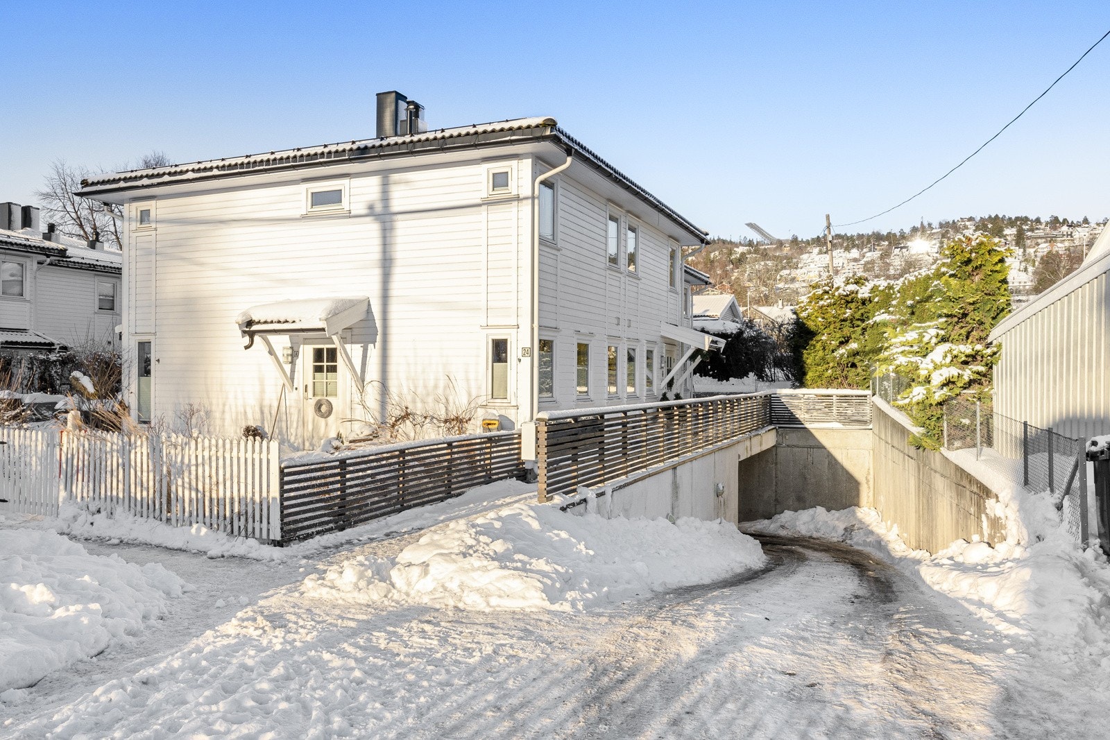 Det er asfaltert nedkjøring til garasjekjelleren, hvor det medfølger to biloppstillingsplasser og en bod. Kort vei til off.kommunikasjon, marka og byen. Galleribilde