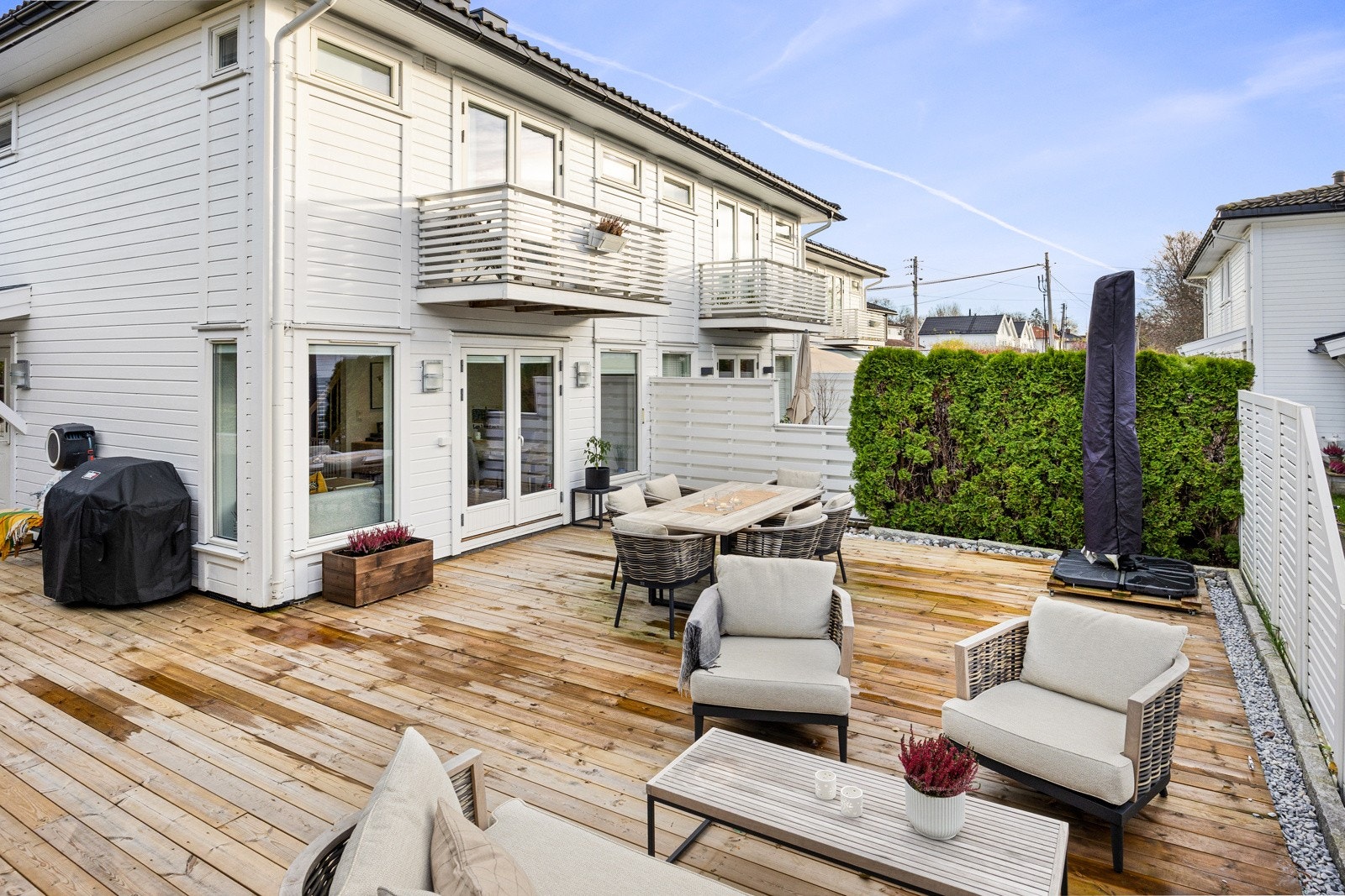 Stor ny terrasse på ca 70 kvm utenfor stue og inngang. Galleribilde