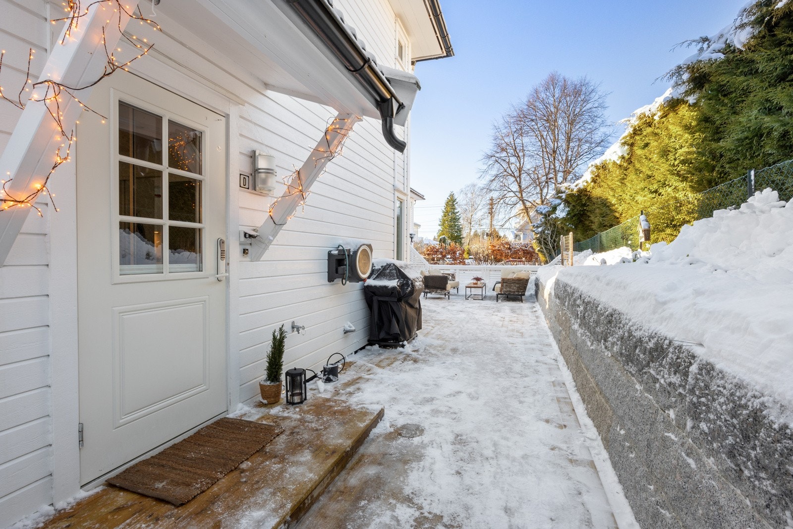 Inngangsdøren er overbygd, har belysning på hver side og en Yale Doorman kodelås. Galleribilde