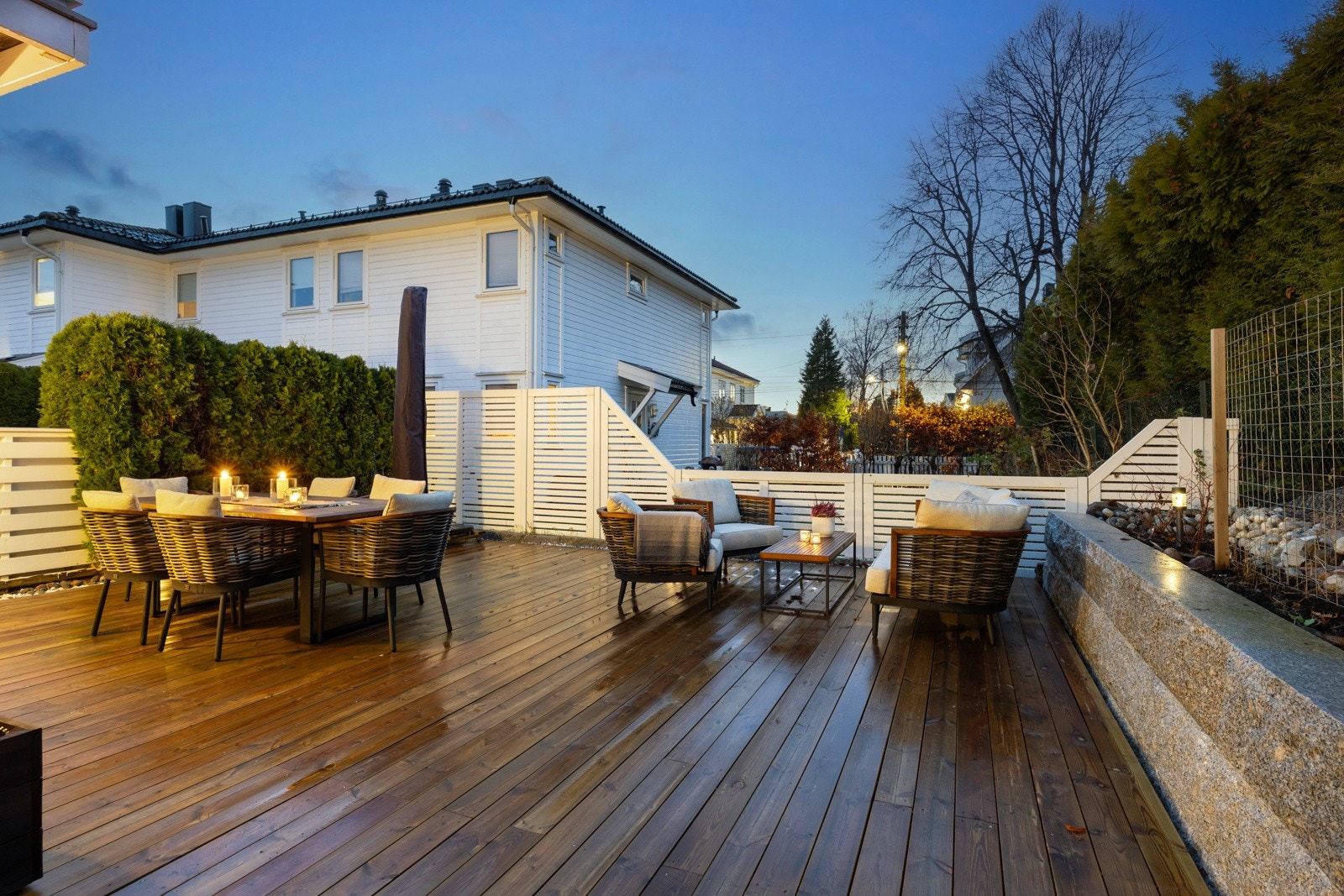 Fra stuen er det tofløyet dør med store glassfelt ut til terrasse. Terrassen fortsetter rundt husveggen mot inngangspartiet. I andre etasje har boligen en tofløyet glassdør til en vestvendt balkong på ca 2 kvm. Galleribilde
