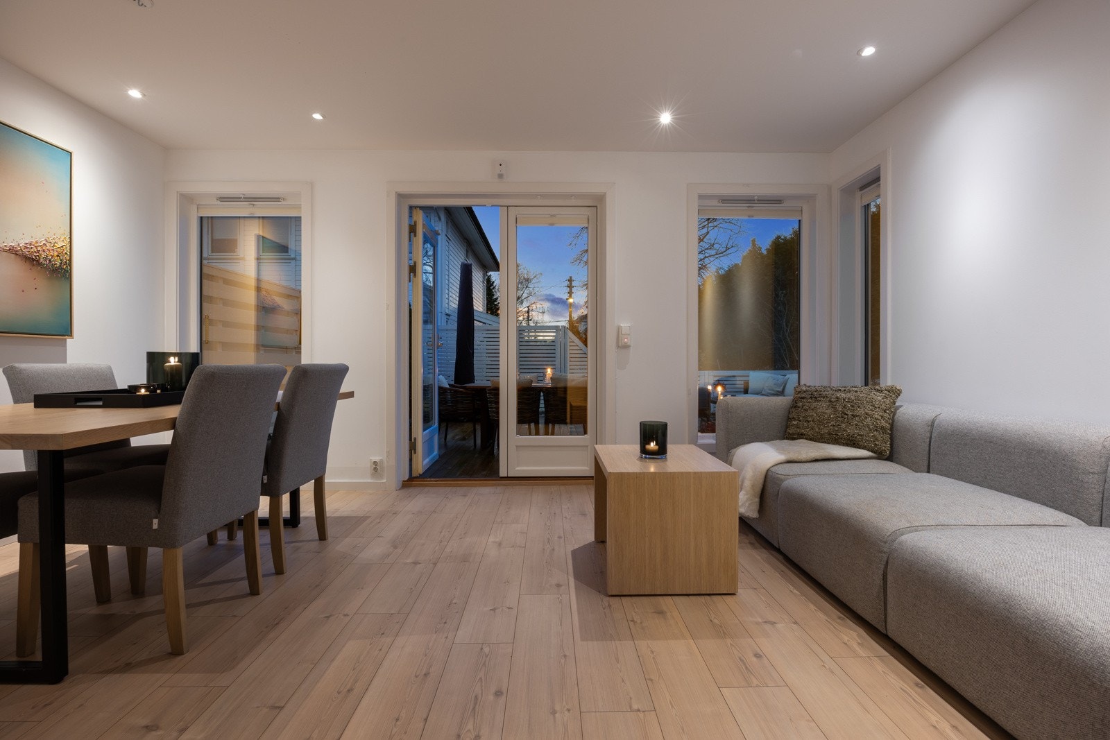 Stuen har downlights som kommer aller best til sin rett på kveldstid. Supplert med stearinlys blir det lunt og hyggelig. Galleribilde