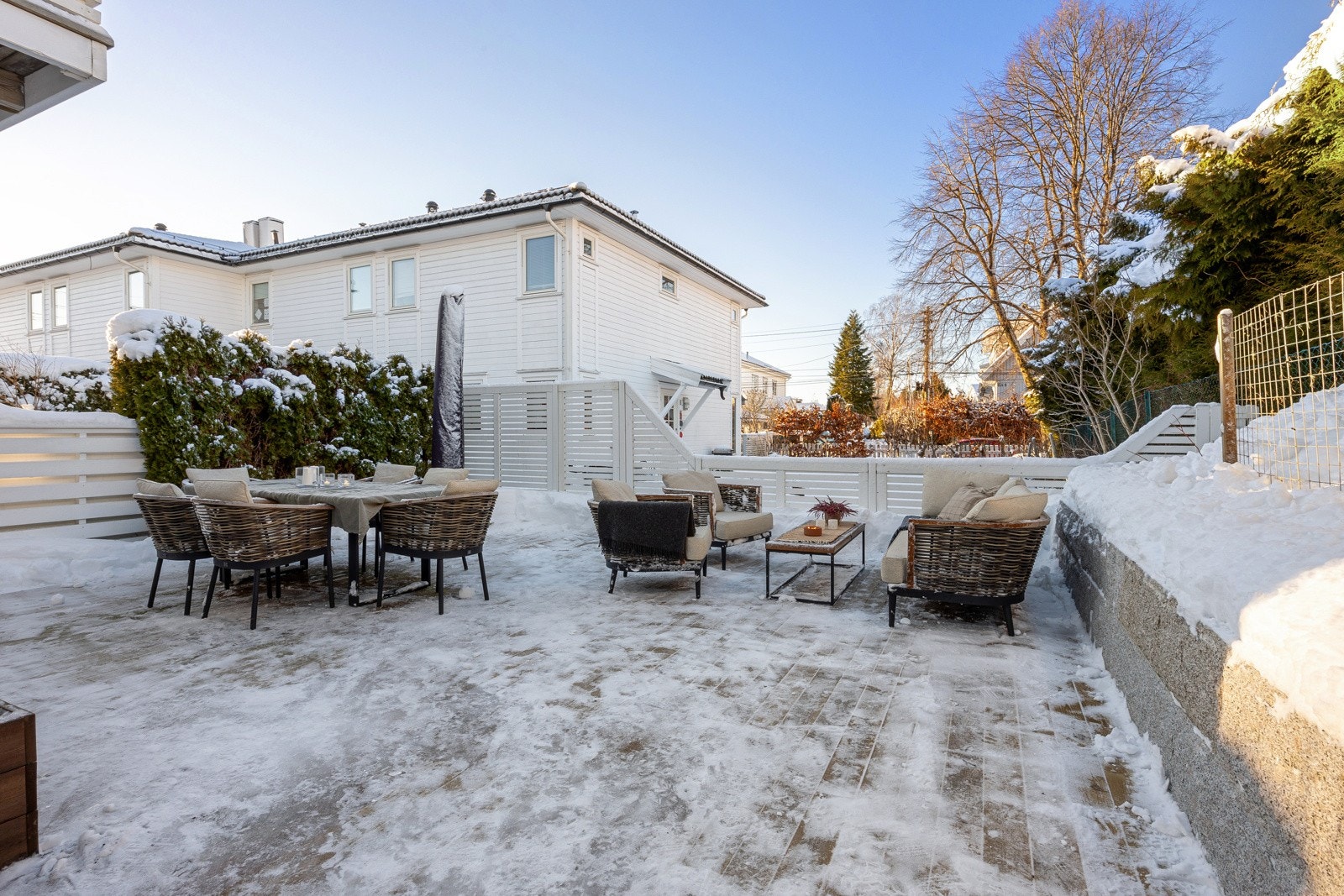 Fra stuen er det tofløyet dør med store glassfelt ut til en vestvendt terrasse Terrassen fortsetter rundt husveggen mot inngangspartiet, Galleribilde