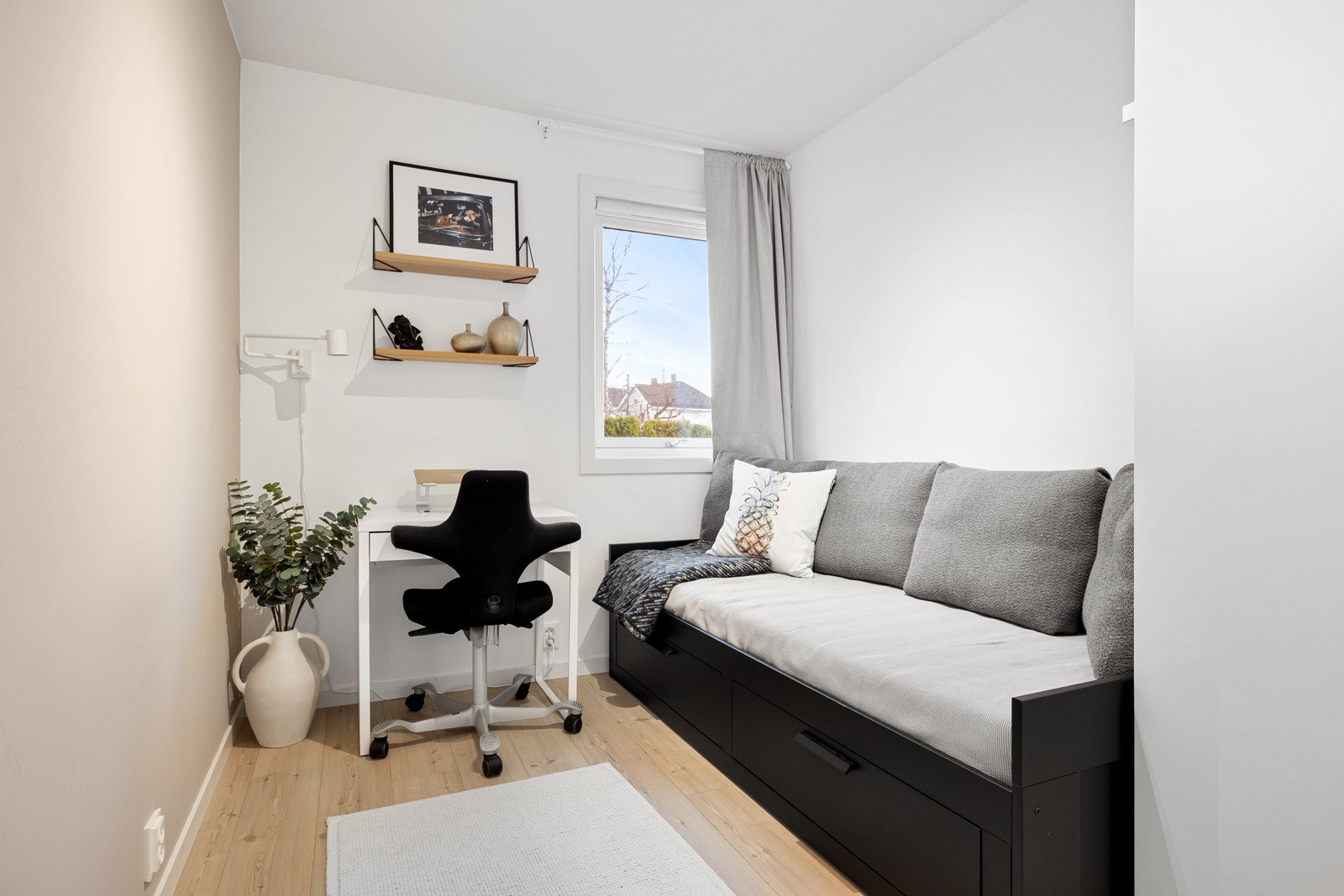 Her er det en drøm for småbarna å bo - tilrettelagt for lek og kos både i hagen, i felleshagen og på lekeplassen rett over veien. Galleribilde