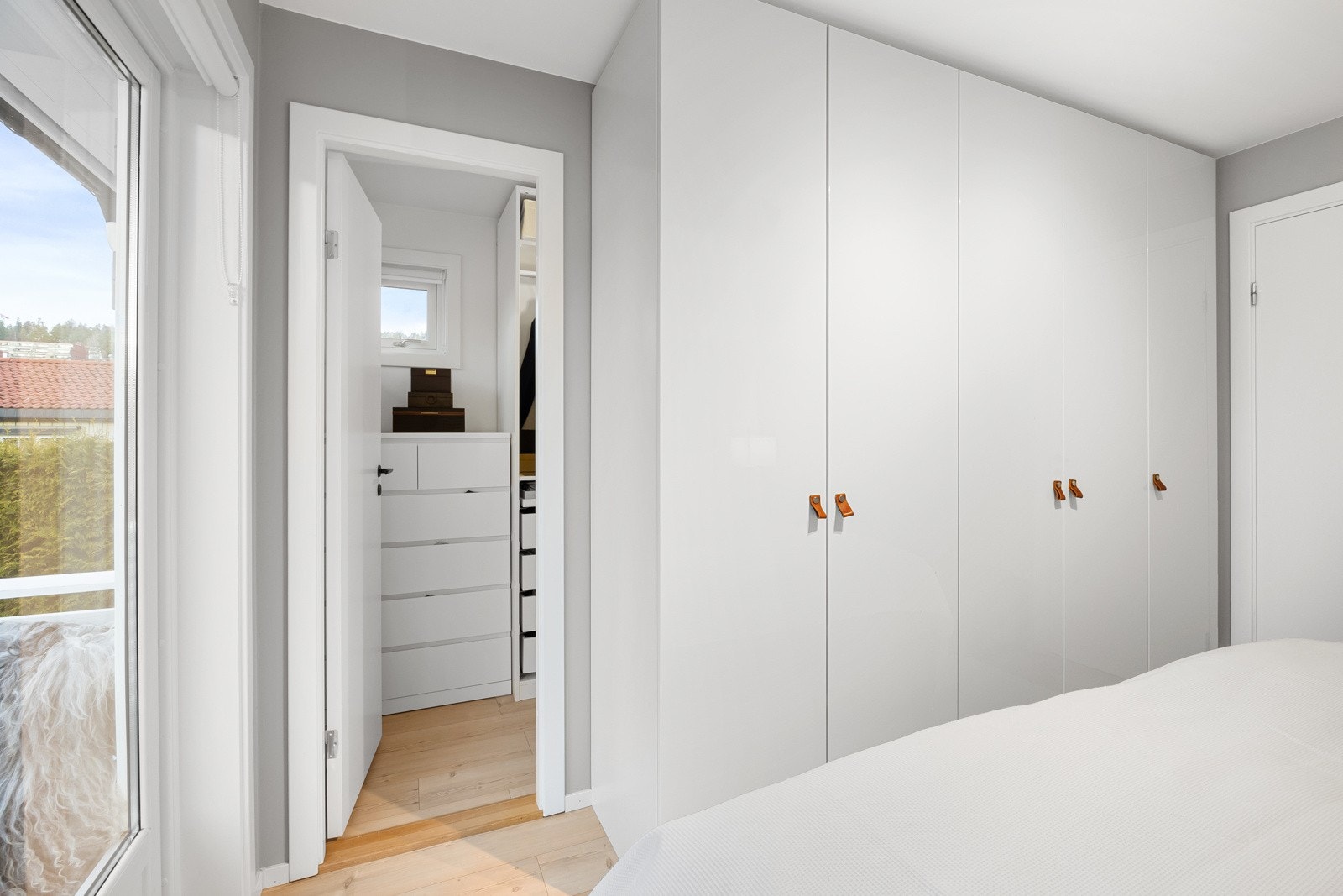 Hovedsoverommet har en lang rekke med garderobeskap, samt eget omkledningsrom Galleribilde