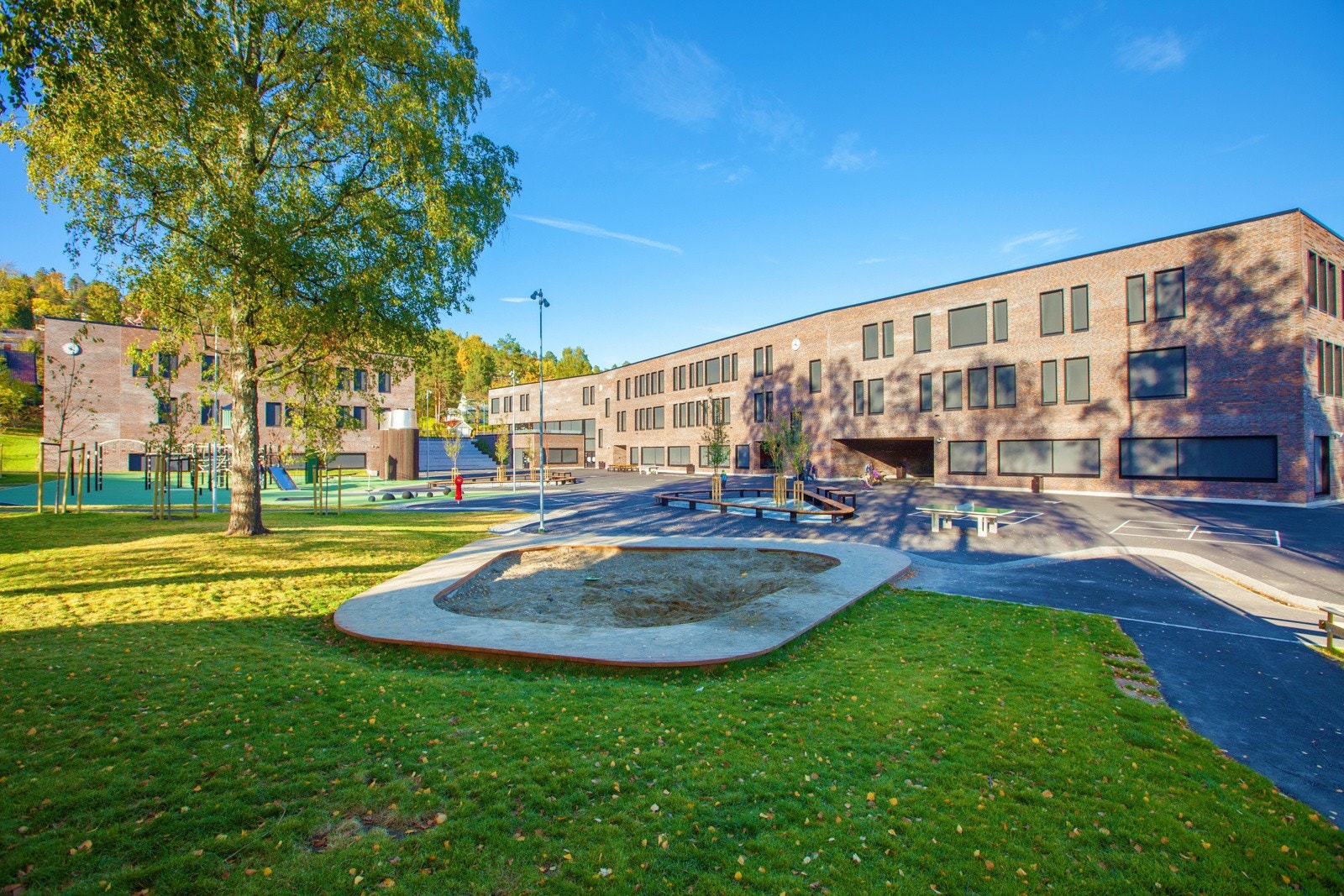 Mer barnevennlig kan du ikke bo. Kort gange til Holmen skole som åpnet høsten 2018. Rett ved finner du Gressbanen som er en fotball- og bandybane som er hjemmebane for idrettslaget Ready. Galleribilde