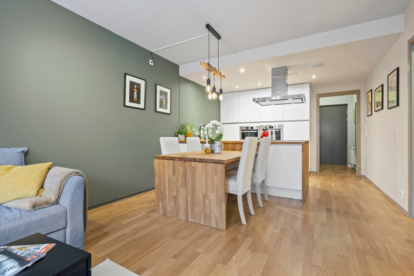 Imellom rommets stue- og kjøkkendel er det naturlig avsatt plass til stort spisebord Galleribilde