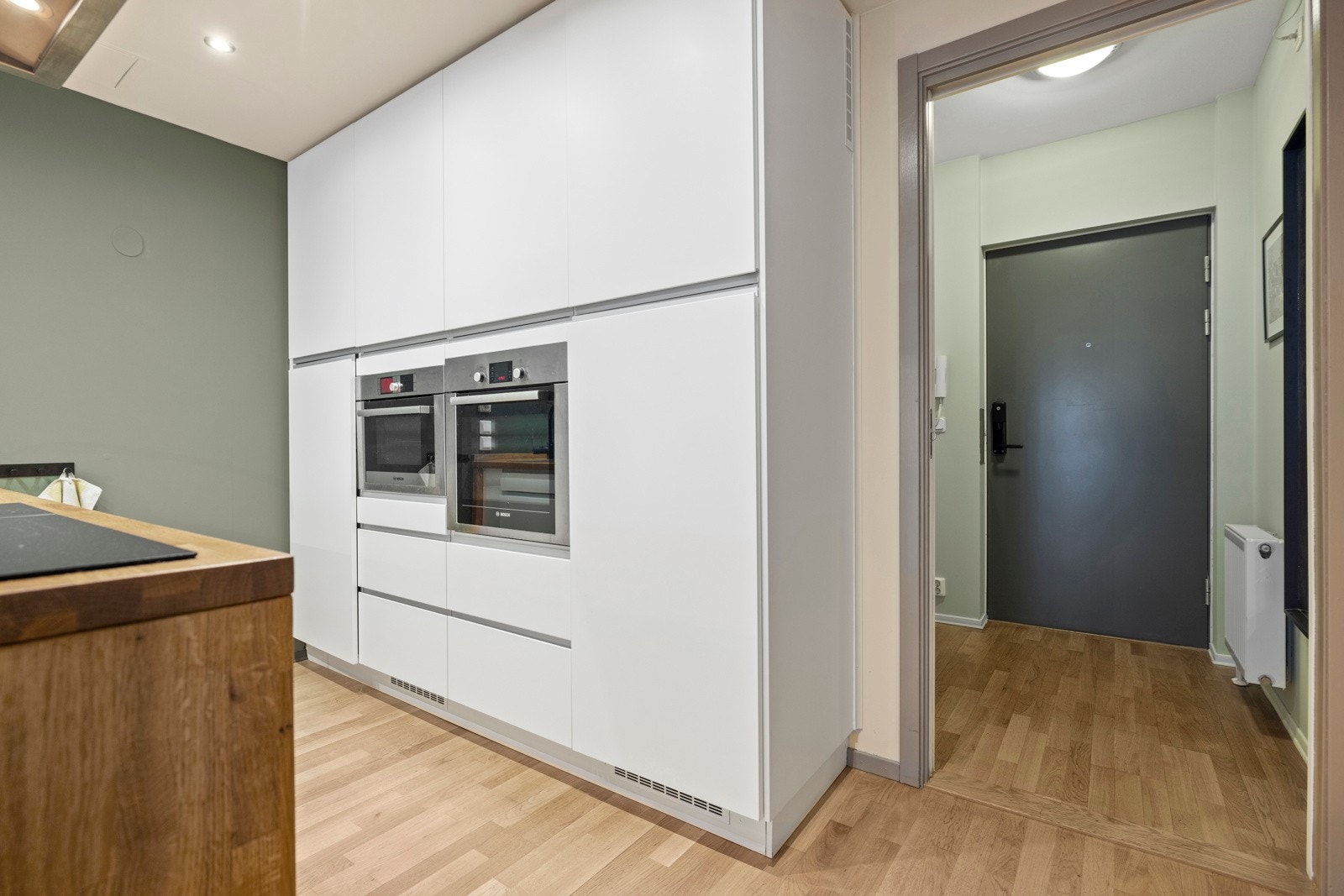 Rommets store kjøkkenøy er perfekt både for matlaging og servering, noe som gjør dette til en svært sosial sone Galleribilde