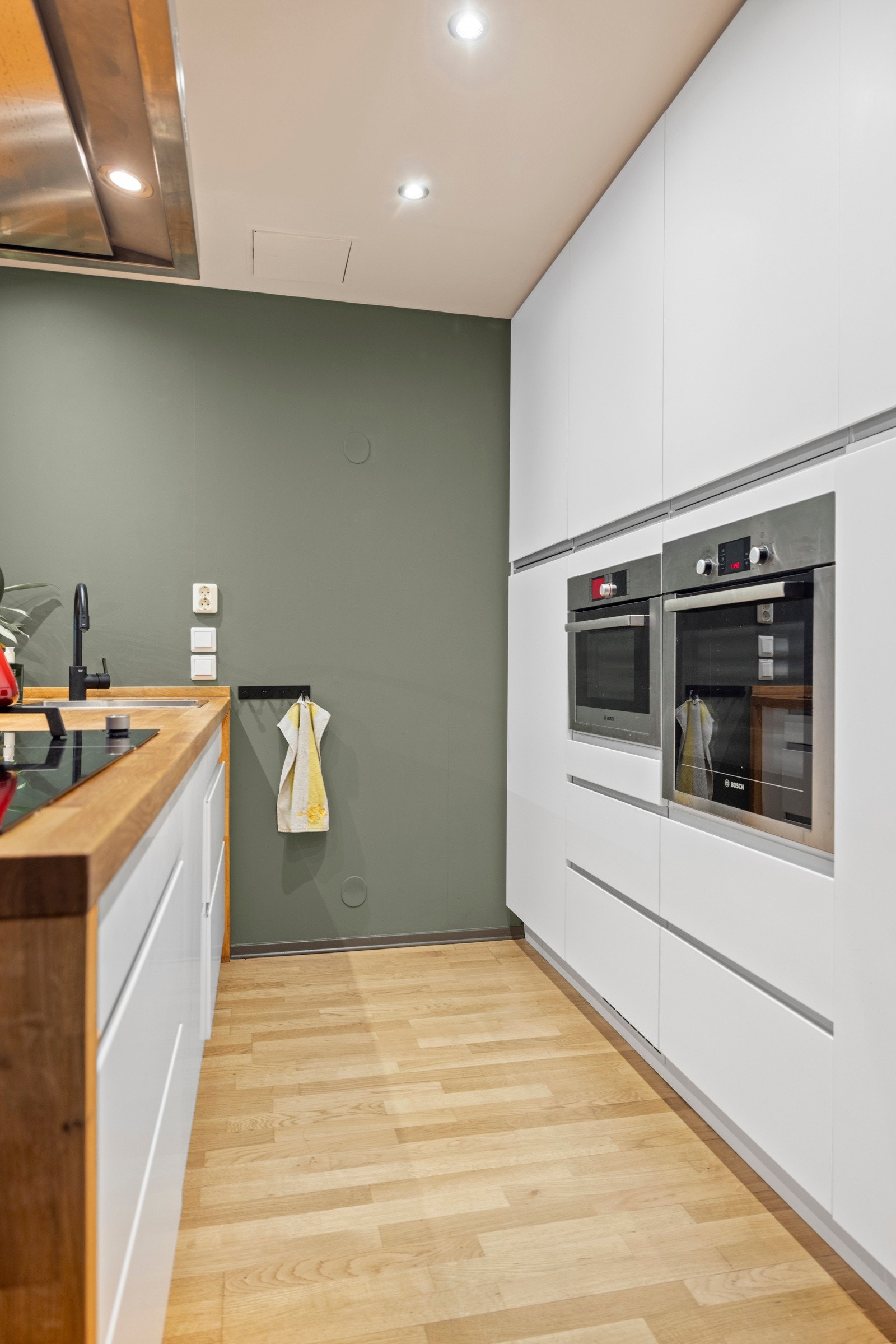 Integrerte hvitevarer som platetopp med gassbrenner, stekeovn, dampovn, oppvaskmaskin og kjøleskap Galleribilde