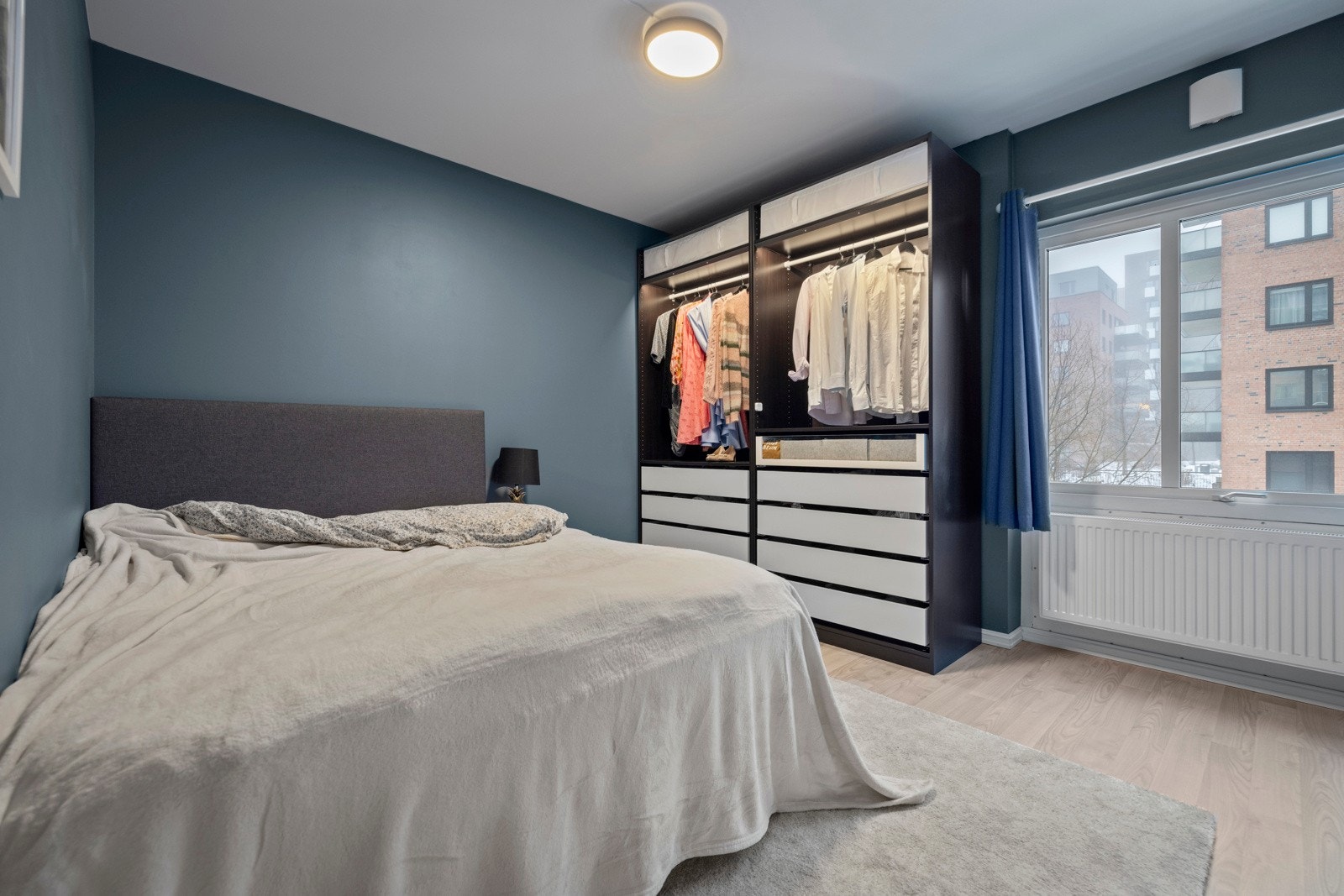 Romslig soverom med plass til dobbeltseng, nattbord og oppbevaring i medfølgende garderobeskap Galleribilde