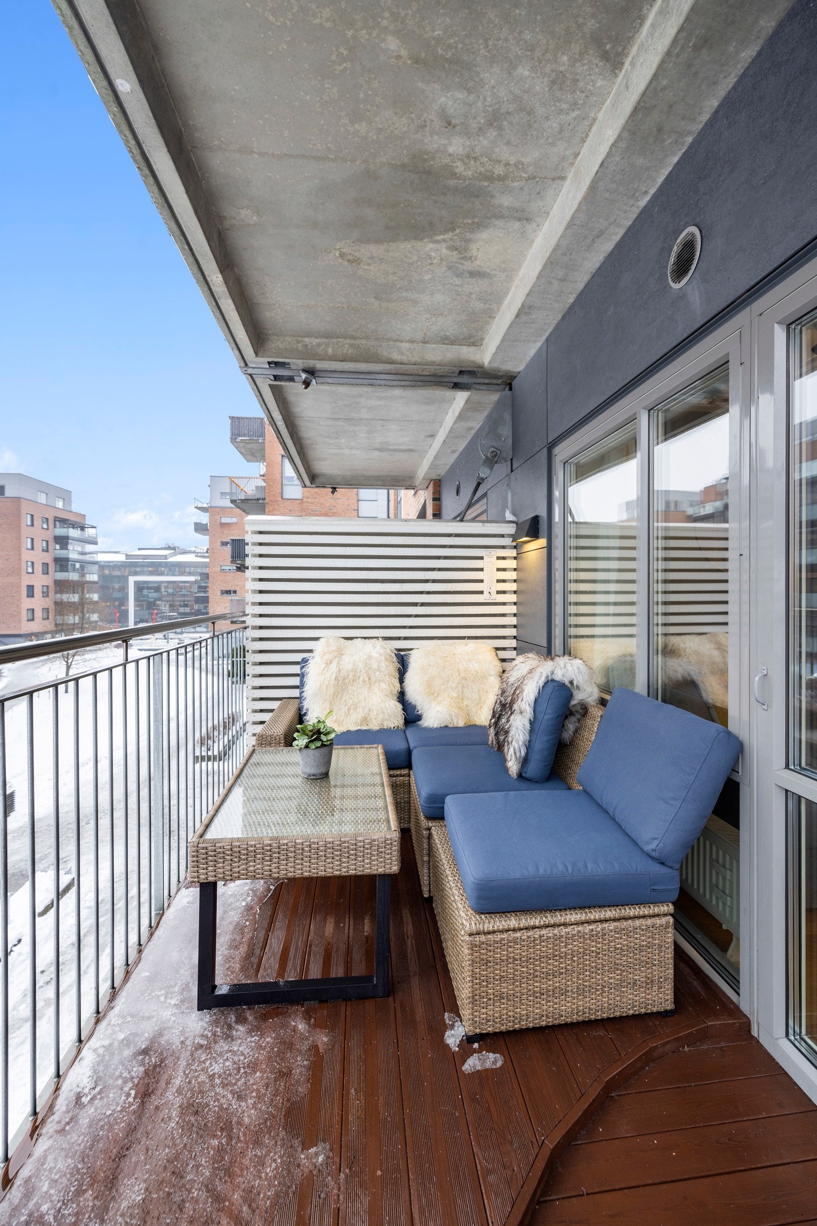 Her kan du nyte solen fra ca. 09 til 1730 på sommertid, med hyggelig utsyn over flott vannspeil og borettslagets hyggelige grønt- og fellesarealer Galleribilde