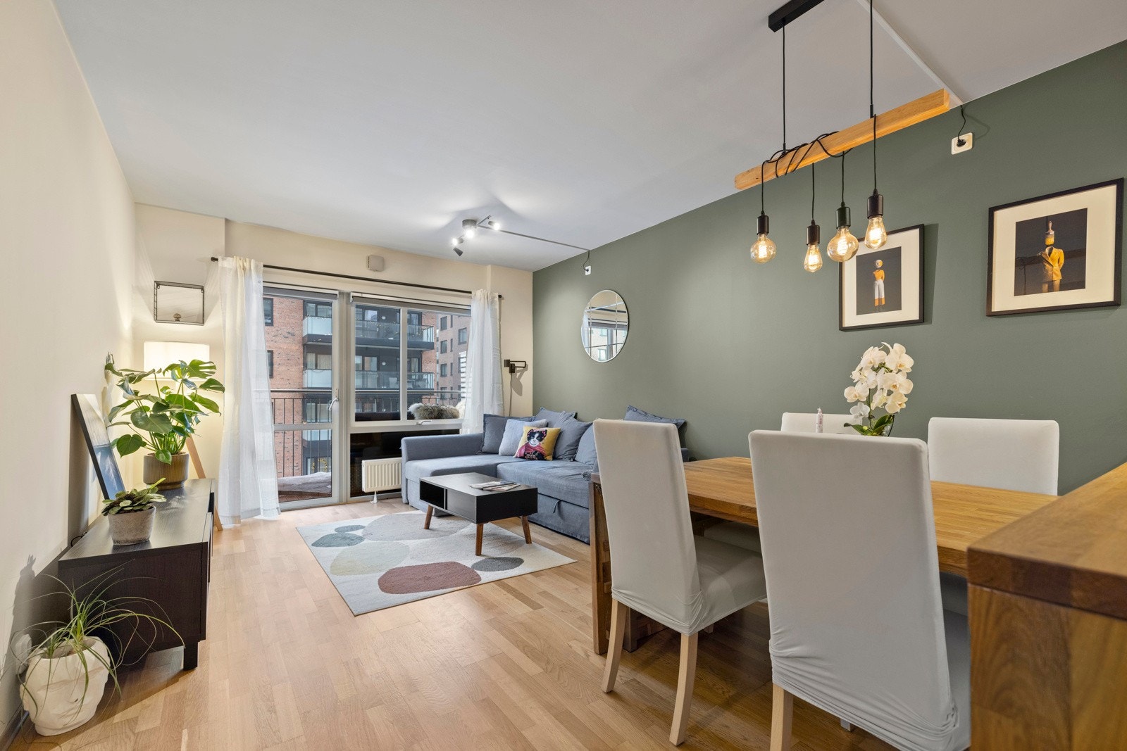 Leiligheten har en lys og fin stue, med god plass til sofagruppe og tv-møblement. Rommet føles luftig med vegger malt i moderne farger, med store vindusflater ut mot balkongen som gir godt med lysinnslipp Galleribilde