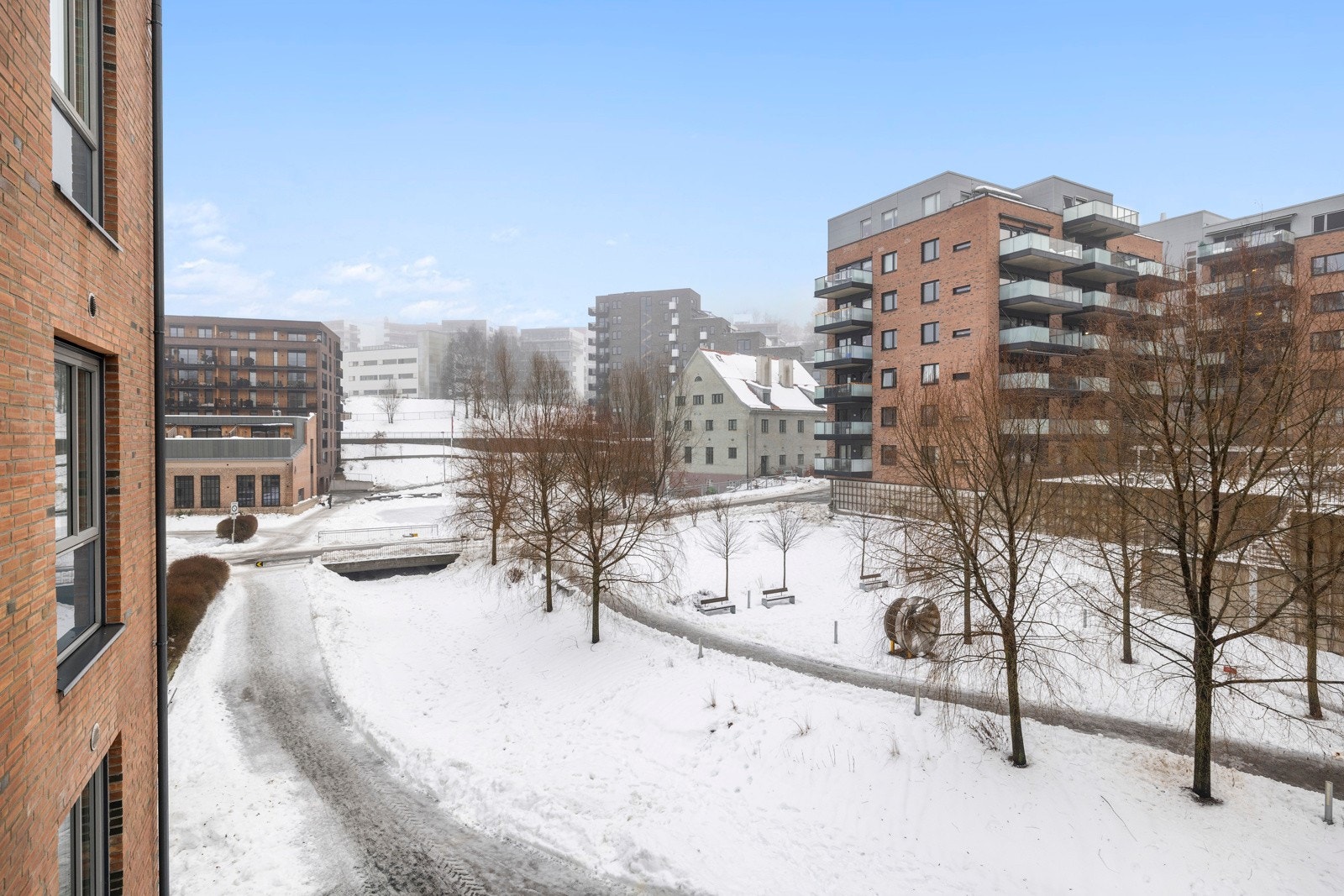 Hyggelig utsyn over grønne fellesarealer på sommeren Galleribilde