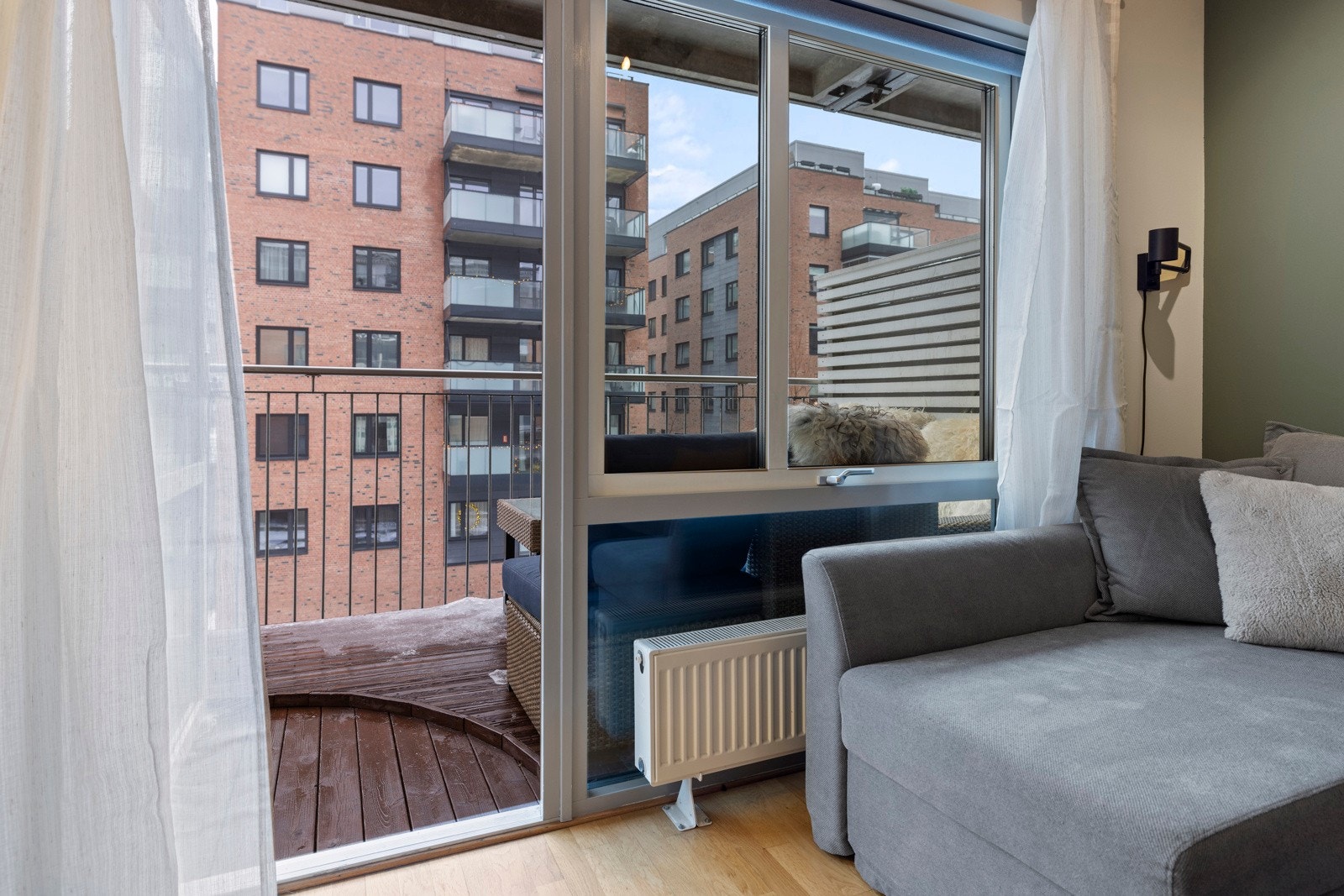 Fra stuen er det utgang til leilighetens solrike balkong Galleribilde