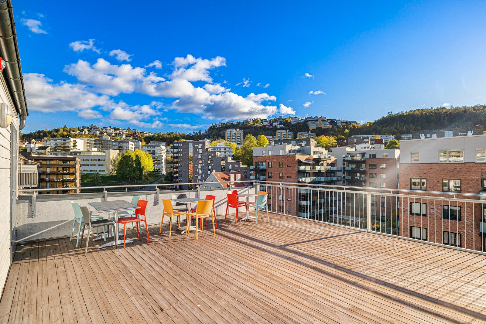 Beboerne disponerer en hyggelig felles takterrasse med sittemøblement Galleribilde