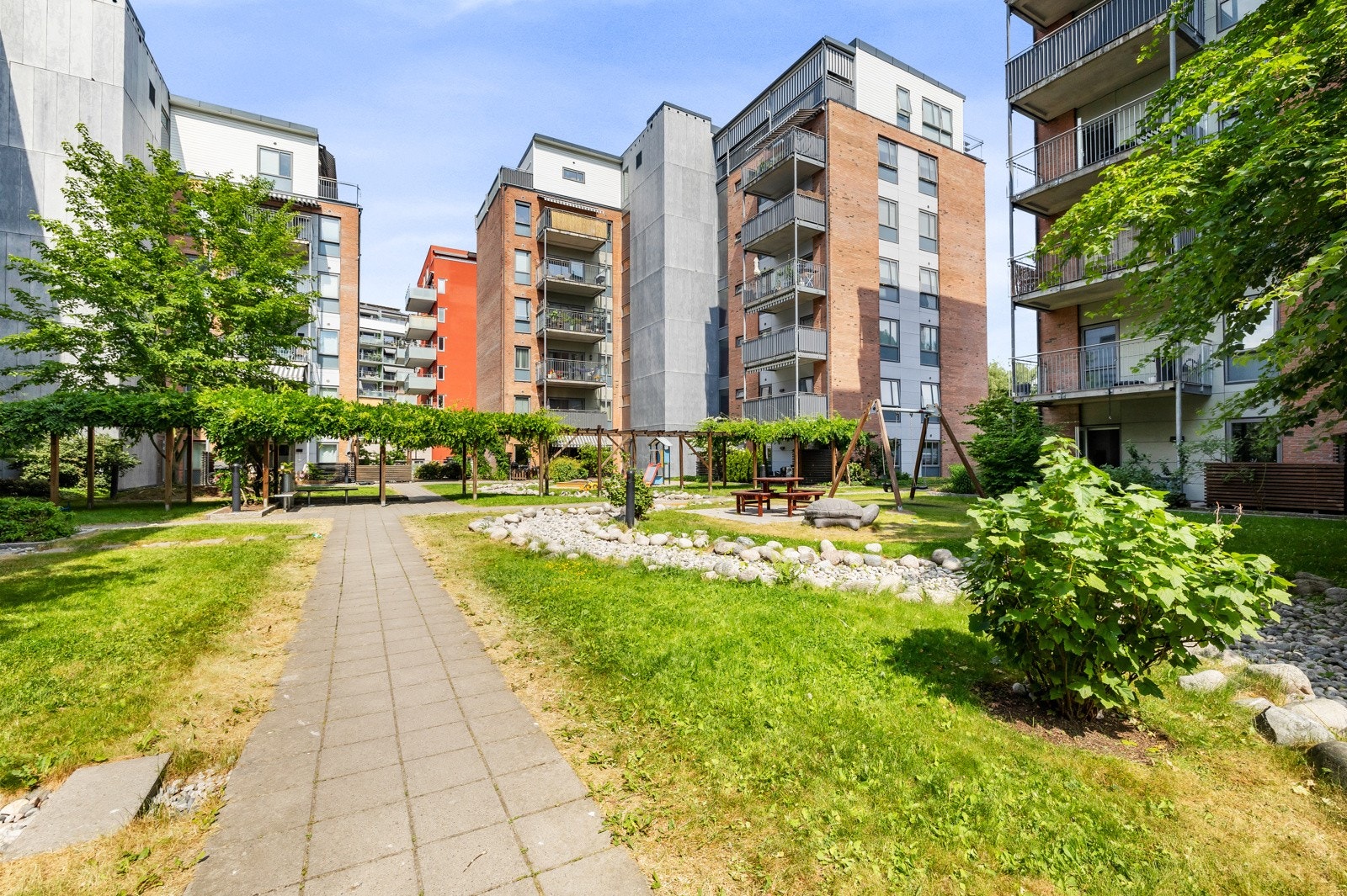 Området er preget av parkmessige grøntområder, med Vannspeilet som slynger seg gjennom bydelen - en rekonstruksjon av Alnaelva som brukes som skøytebane om vinteren og et hyggelig samlingspunkt om sommeren Galleribilde