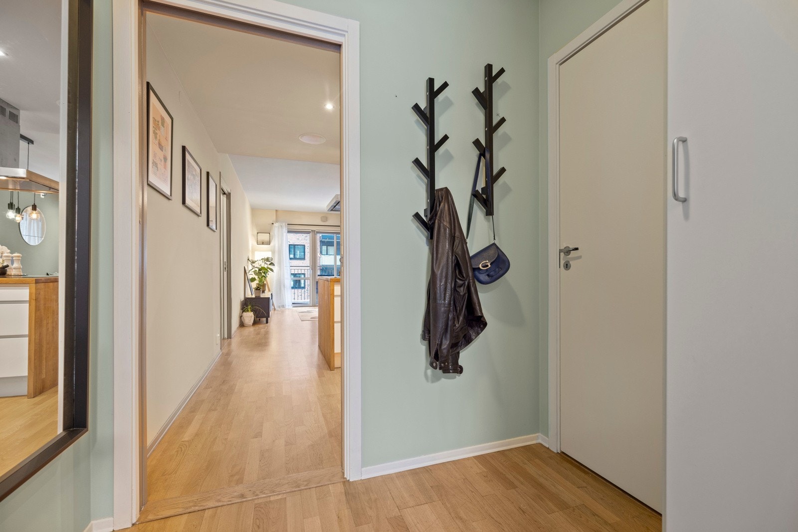 Innbydende inngangsparti med god plass til oppheng av tøy og oppbevaring av sko i innebygget garderobeskap Galleribilde