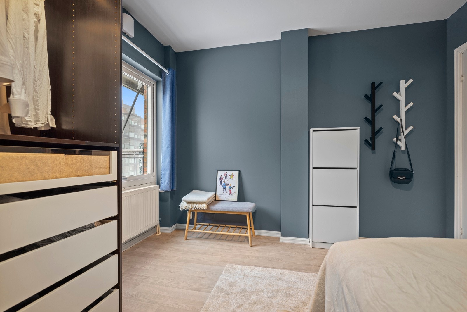 Rommets størrelse gir også mulighet for en skrivepult til hjemmekontor, eller ytterliggere oppbevaringsløsninger om ønskelig Galleribilde