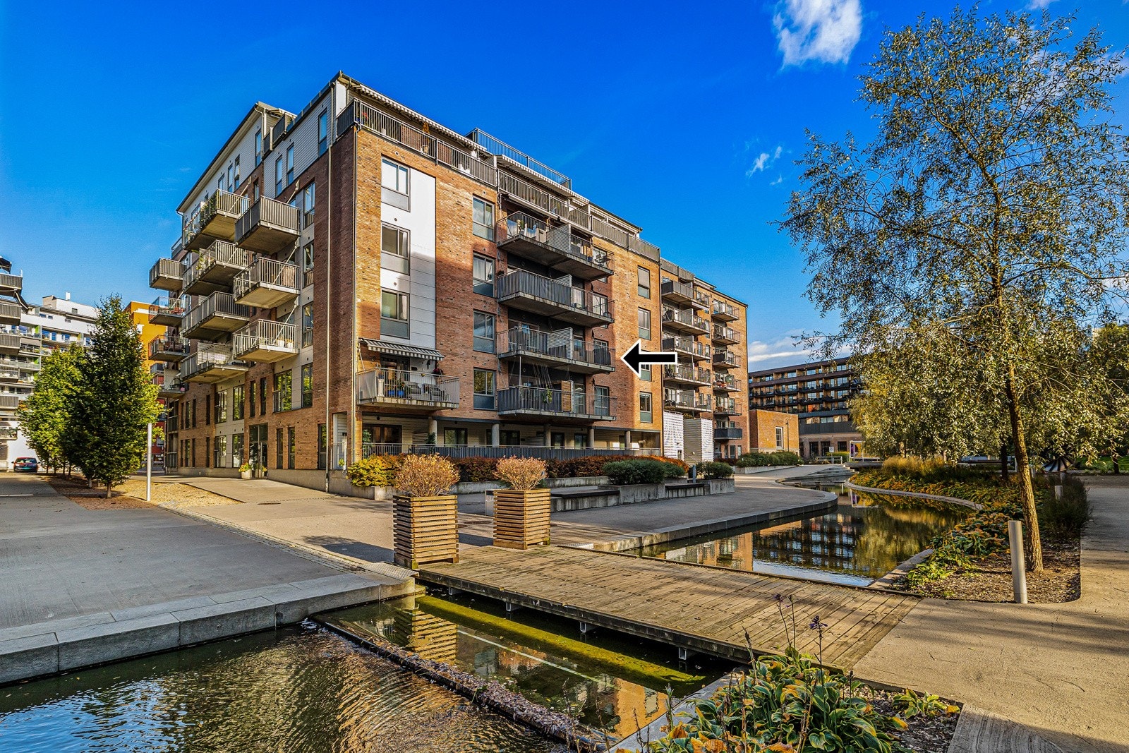 Boligen har god intern beliggenhet, med flott utsyn over de grønne fellesarealene og det flotte vannspeilet Galleribilde