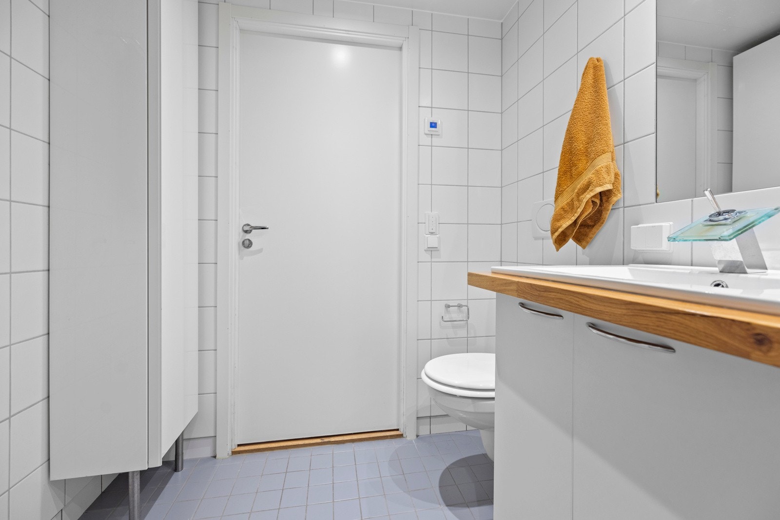 Badet har mekanisk avtrekksventilasjon som gir effektiv fjerning av fuktighet og sikrer et godt inneklima. Varmtvann A-konto er inkludert i månedlige felleskostnader Galleribilde