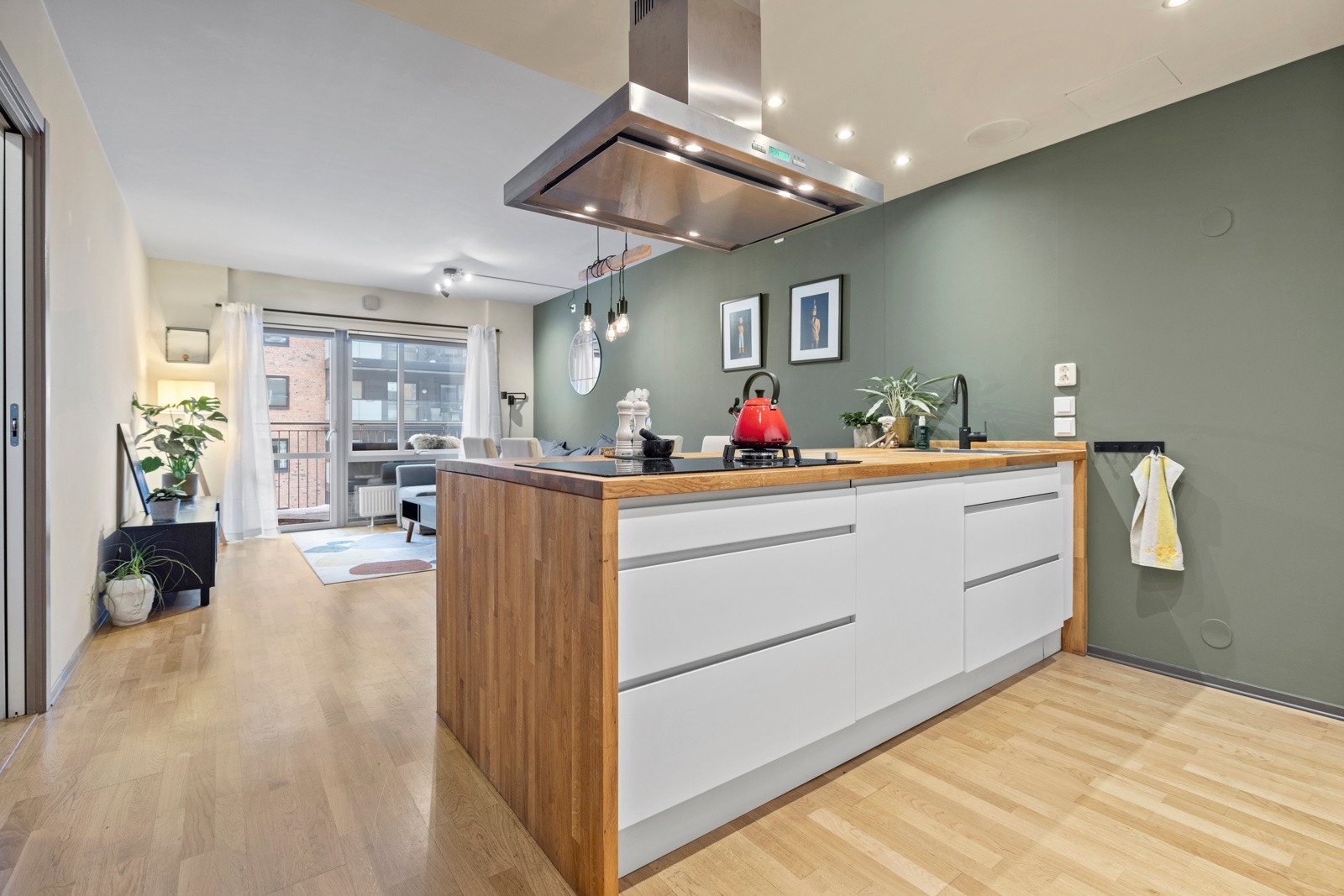 Her er det også mulighet ved bytte av ventilator å koble seg på sentralventilasjonen i bygget, og få avtrekk fra over stekesonen Galleribilde